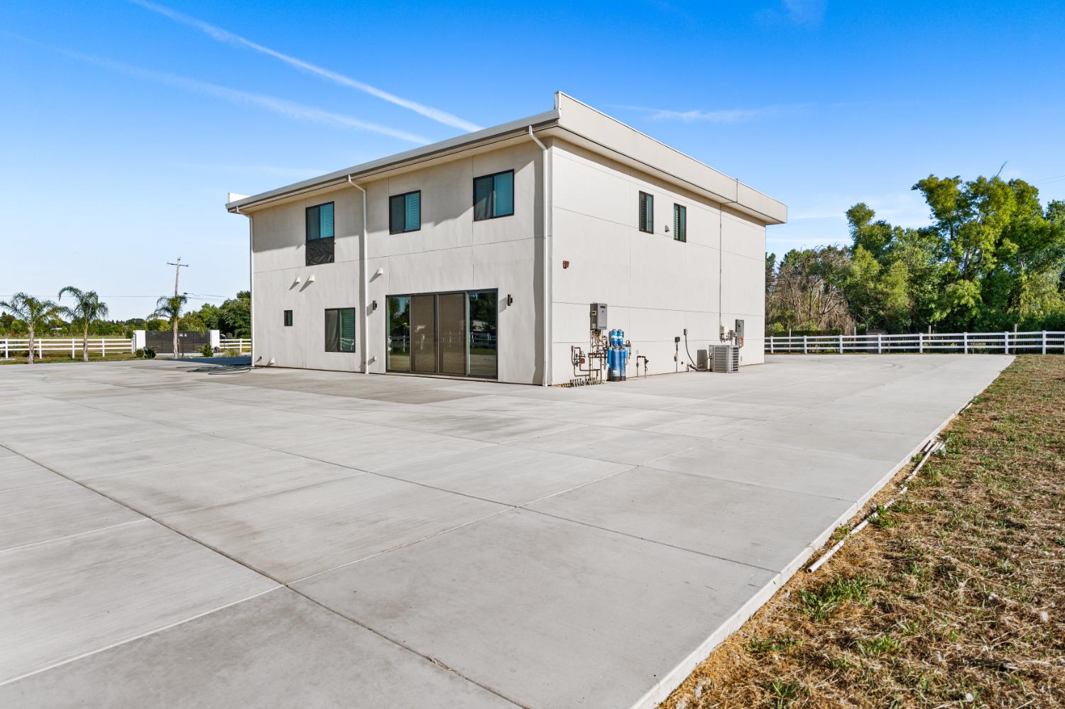 Elk Grove, California, 95624, United States, 6 Bedrooms Bedrooms, ,5 BathroomsBathrooms,Residential,Pending,2045803
