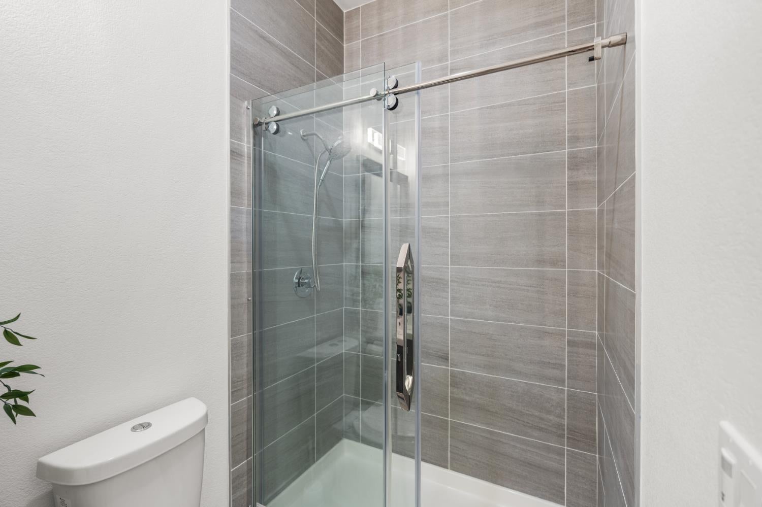 Elk Grove, California, 95624, United States, 6 Bedrooms Bedrooms, ,5 BathroomsBathrooms,Residential,Pending,2045803