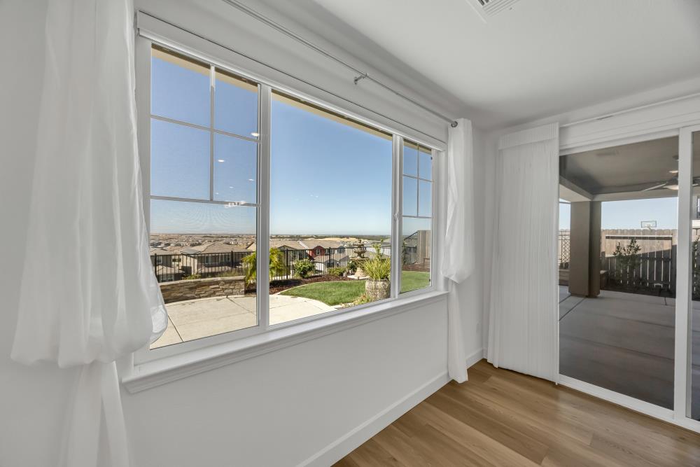Folsom, California, 95630, United States, 4 Bedrooms Bedrooms, ,3 BathroomsBathrooms,Residential,Active,1922343