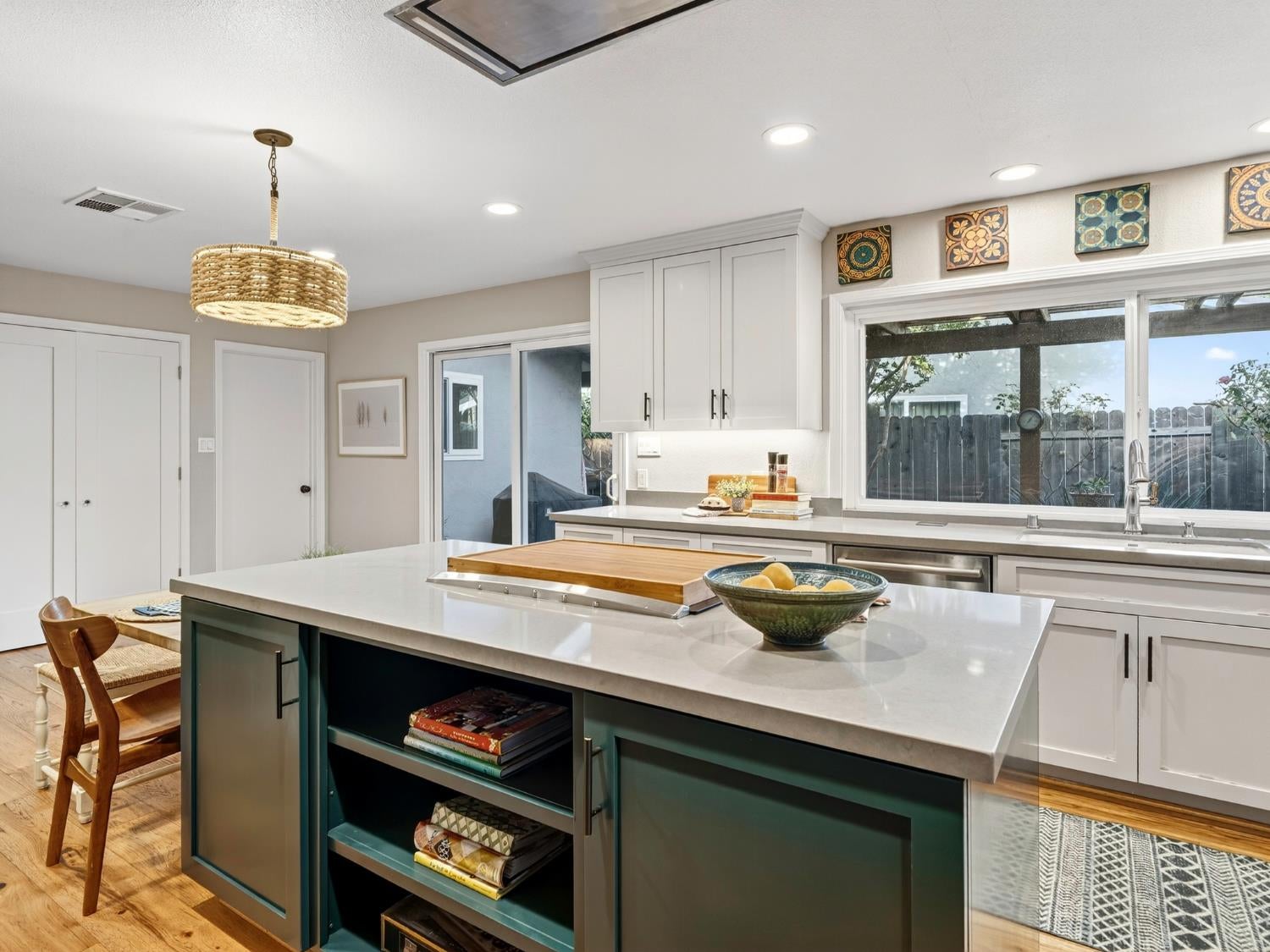 Davis, California, 95618, United States, 4 Bedrooms Bedrooms, ,2 BathroomsBathrooms,Residential,Active,1961942