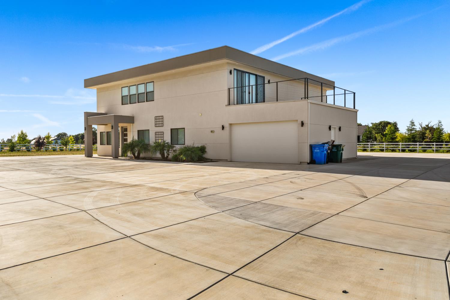 Elk Grove, California, 95624, United States, 6 Bedrooms Bedrooms, ,5 BathroomsBathrooms,Residential,Pending,2045803