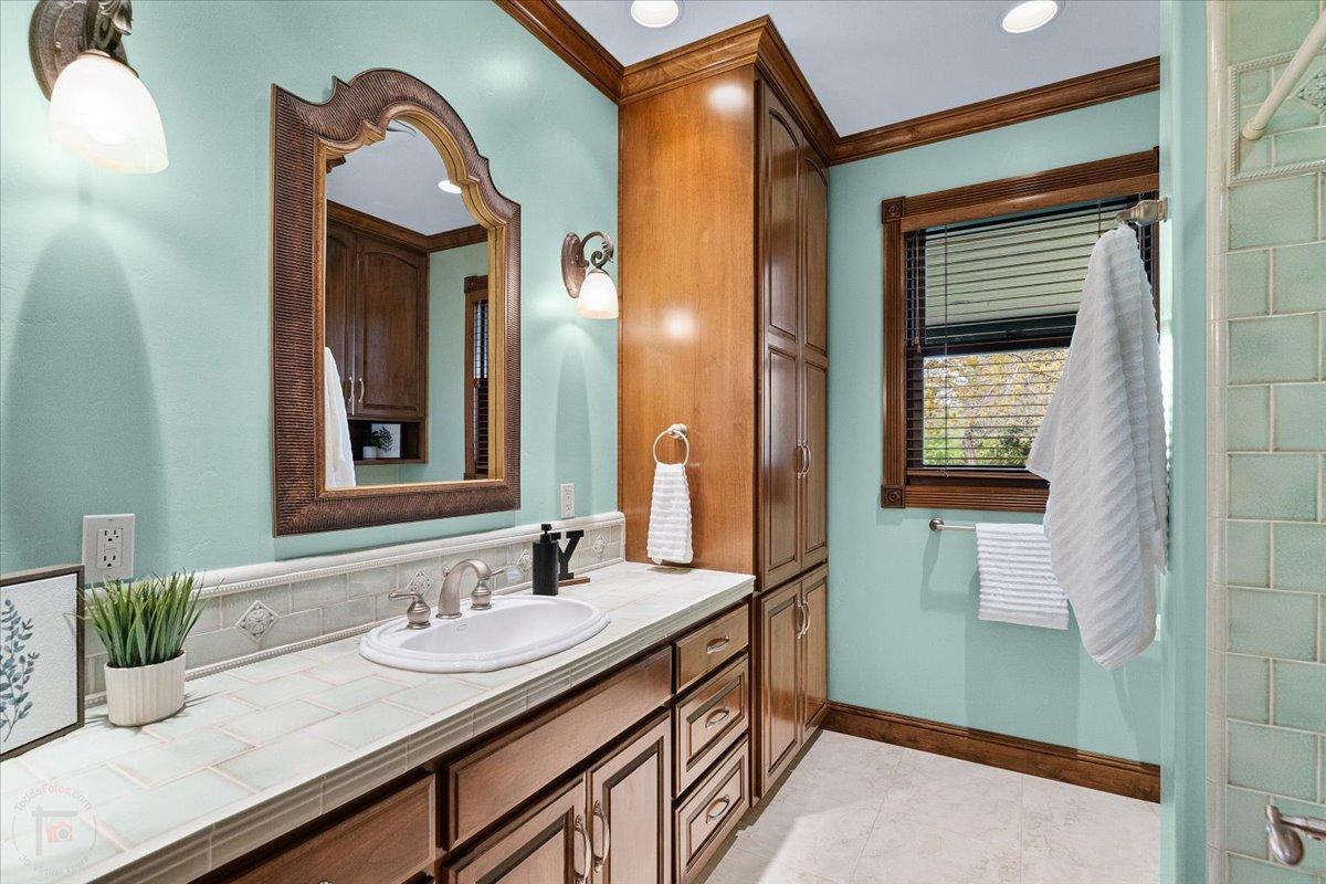 Ripon, California, 95366, United States, 3 Bedrooms Bedrooms, ,5 BathroomsBathrooms,Residential,Active,1808206