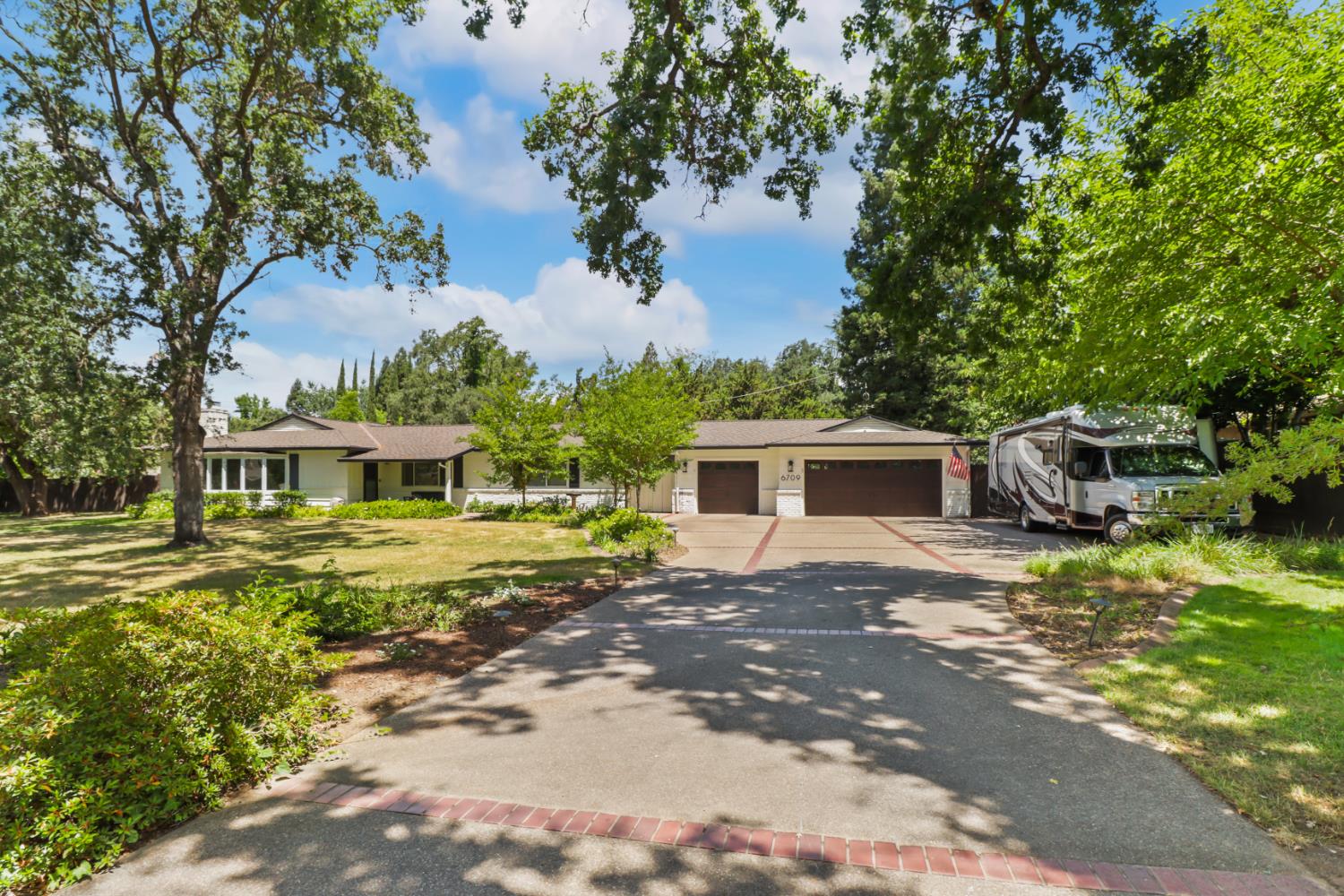 Carmichael, California, 95608, United States, 4 Bedrooms Bedrooms, ,3 BathroomsBathrooms,Residential,Active,1904149
