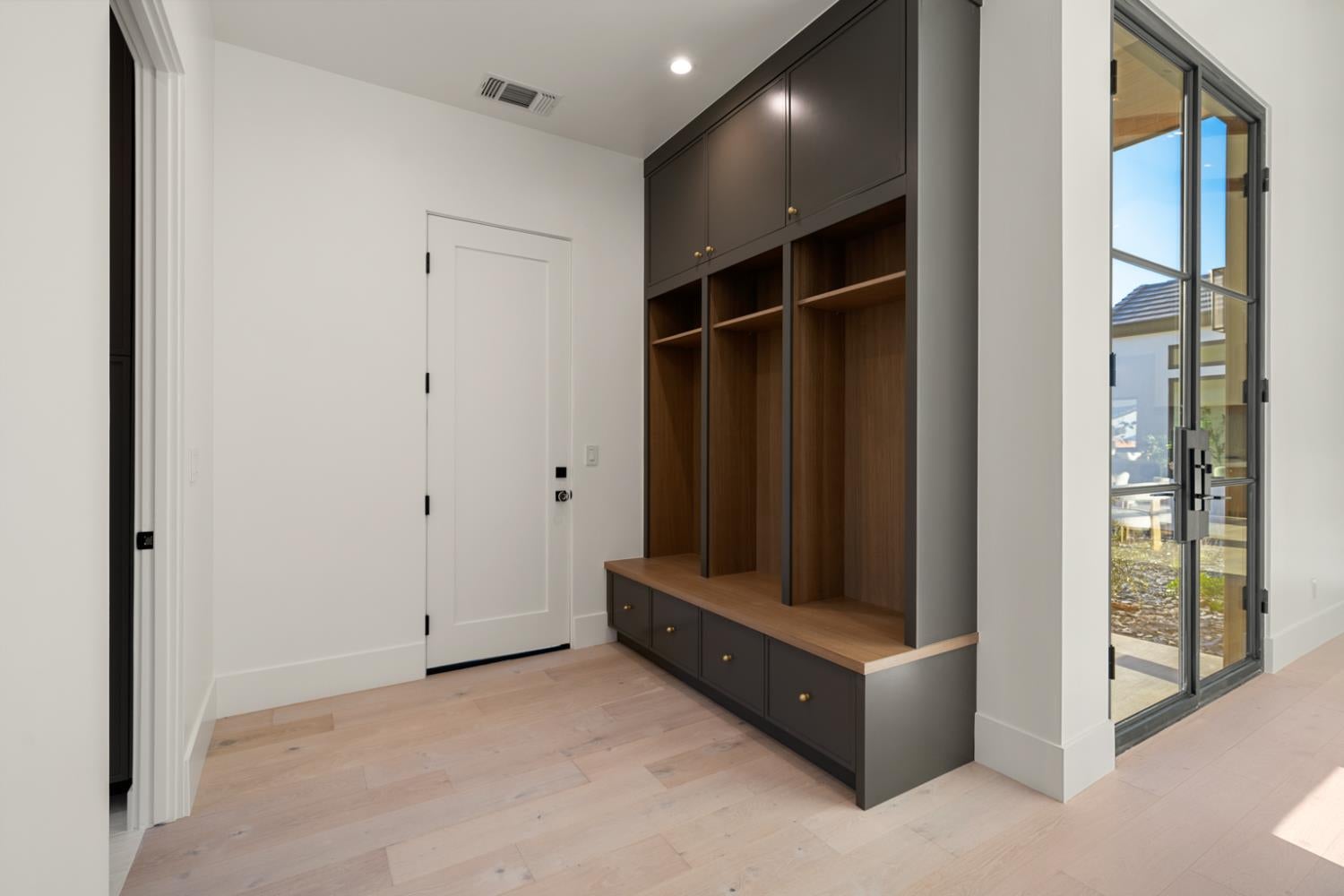 Loomis, California, 95650, United States, 4 Bedrooms Bedrooms, ,5 BathroomsBathrooms,Residential,Active,1893259