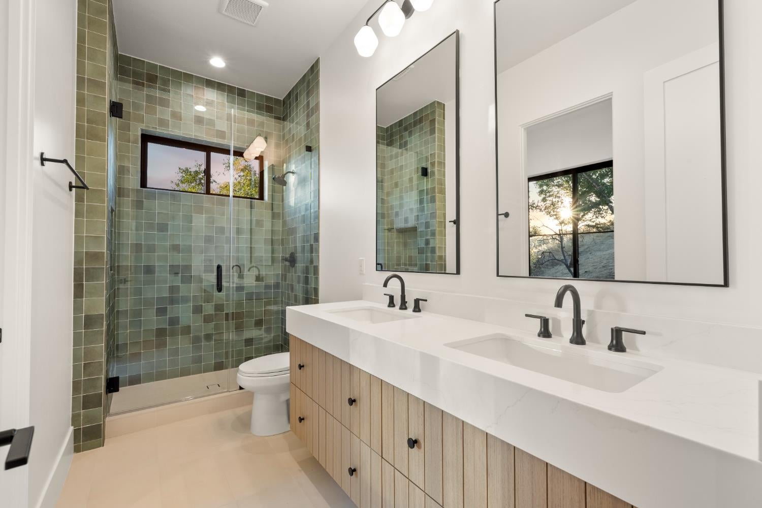 Loomis, California, 95650, United States, 5 Bedrooms Bedrooms, ,4 BathroomsBathrooms,Residential,Active,1959535