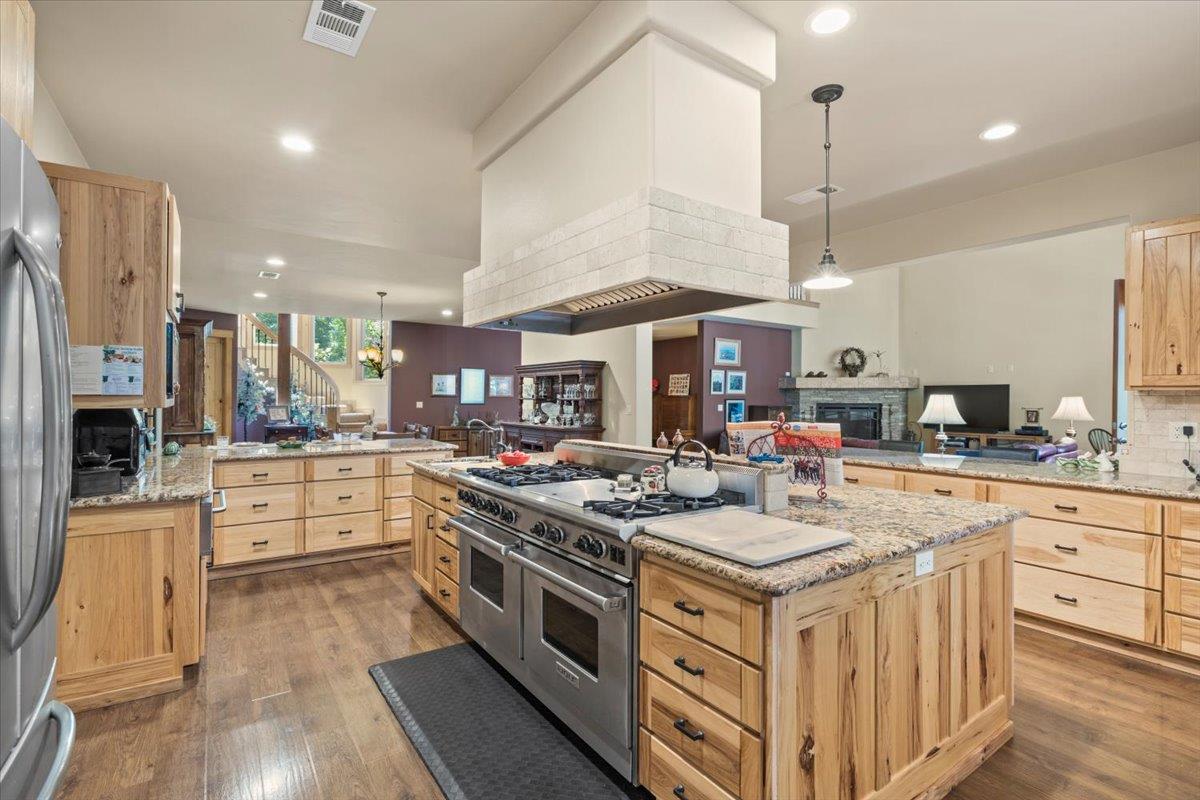 Nevada City, California, 95959, United States, 3 Bedrooms Bedrooms, ,4 BathroomsBathrooms,Residential,Active,1893237