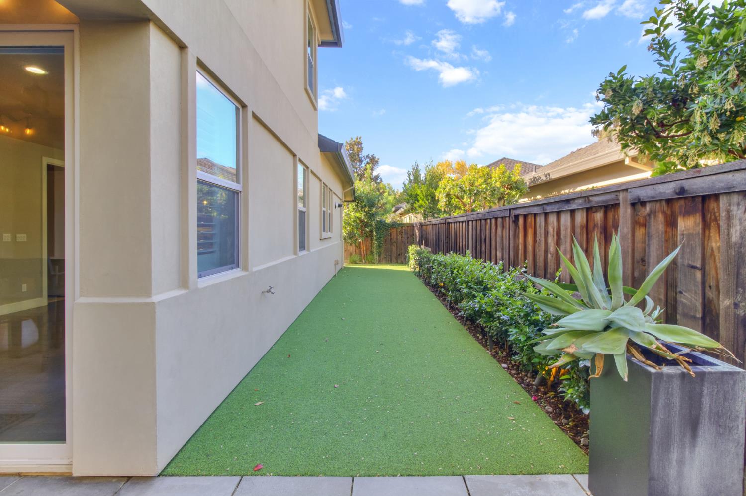 Sacramento, California, 95825, United States, 4 Bedrooms Bedrooms, ,4 BathroomsBathrooms,Residential,Active,1996302