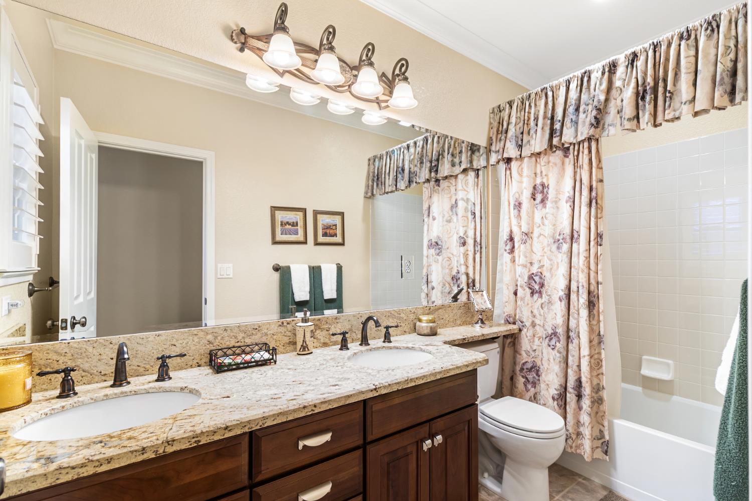 West Sacramento, California, 95605, United States, 4 Bedrooms Bedrooms, ,3 BathroomsBathrooms,Residential,Active,1929784