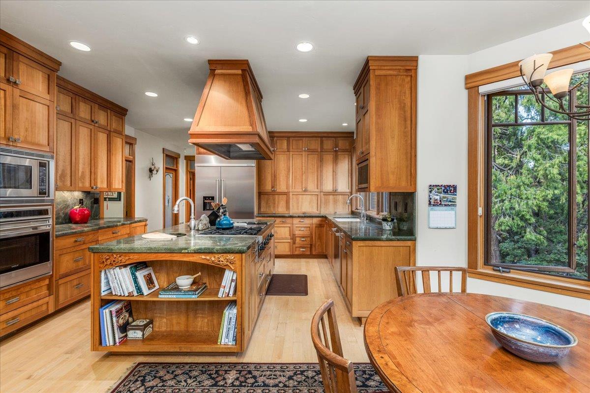 Nevada City, California, 95959, United States, 3 Bedrooms Bedrooms, ,4 BathroomsBathrooms,Residential,Active,1886804