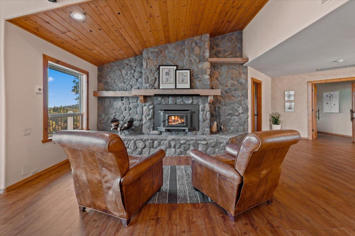 Penn Valley, California, 95946, United States, 4 Bedrooms Bedrooms, ,5 BathroomsBathrooms,Residential,Active,1941359