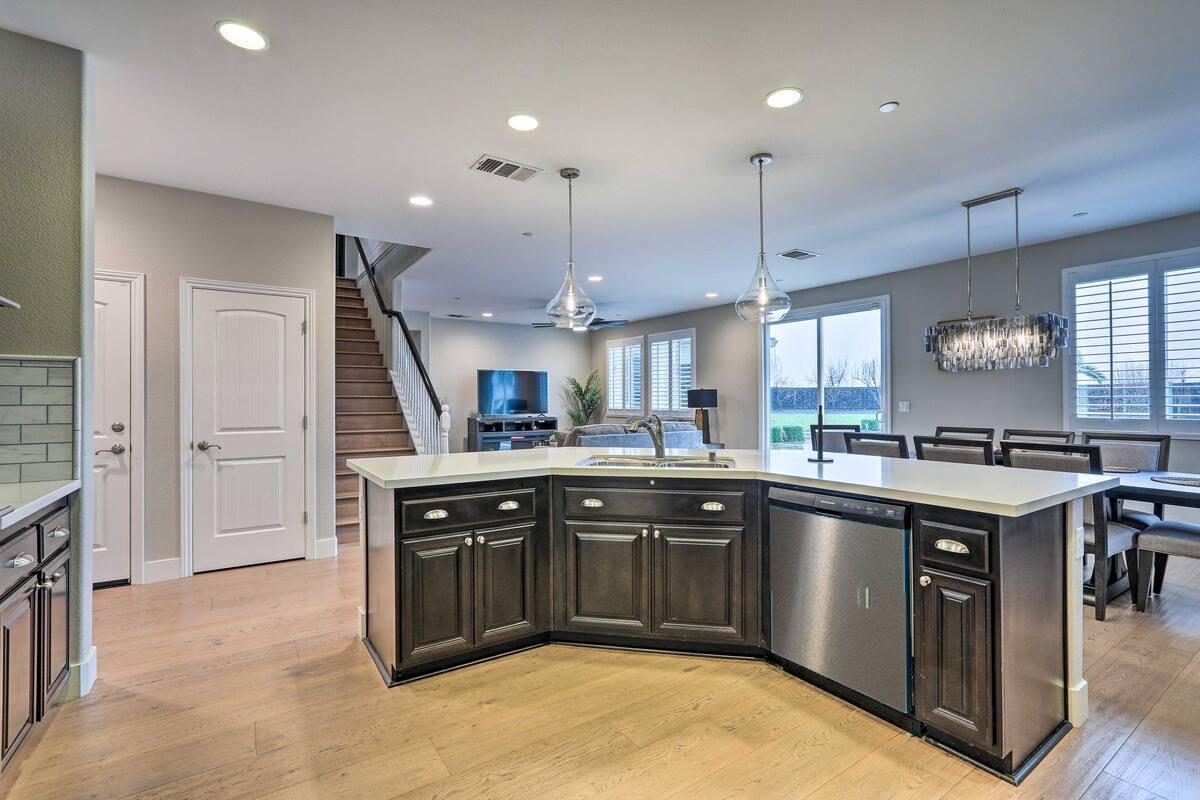 Roseville, California, 95747, United States, 5 Bedrooms Bedrooms, ,4 BathroomsBathrooms,Residential,Active,2039023