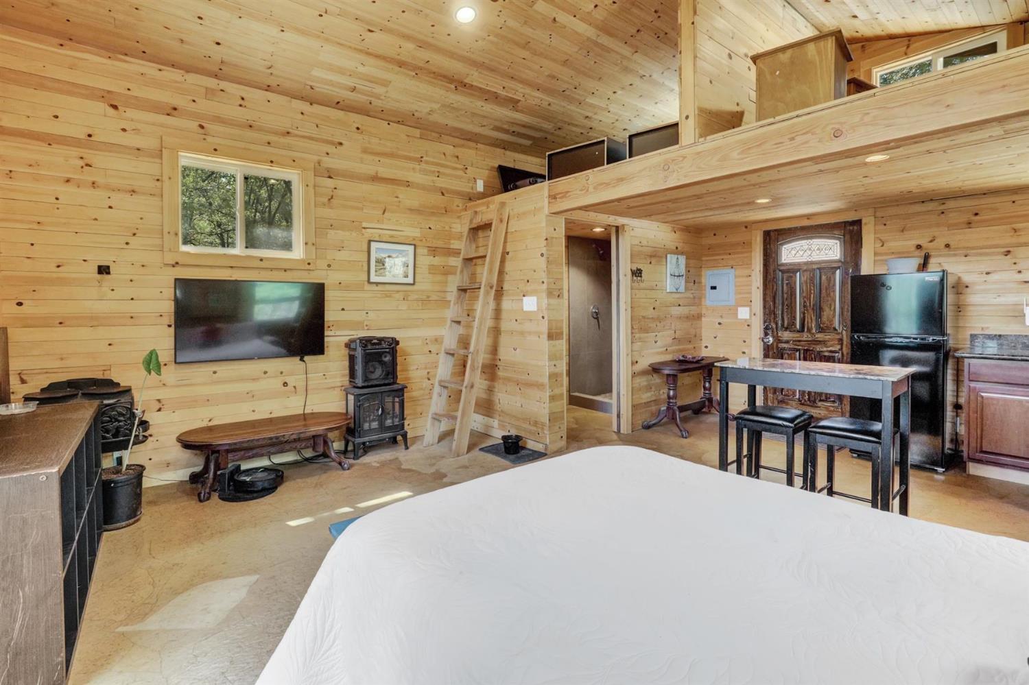 Grass Valley, California, 95949, United States, 4 Bedrooms Bedrooms, ,5 BathroomsBathrooms,Residential,Active,1941342