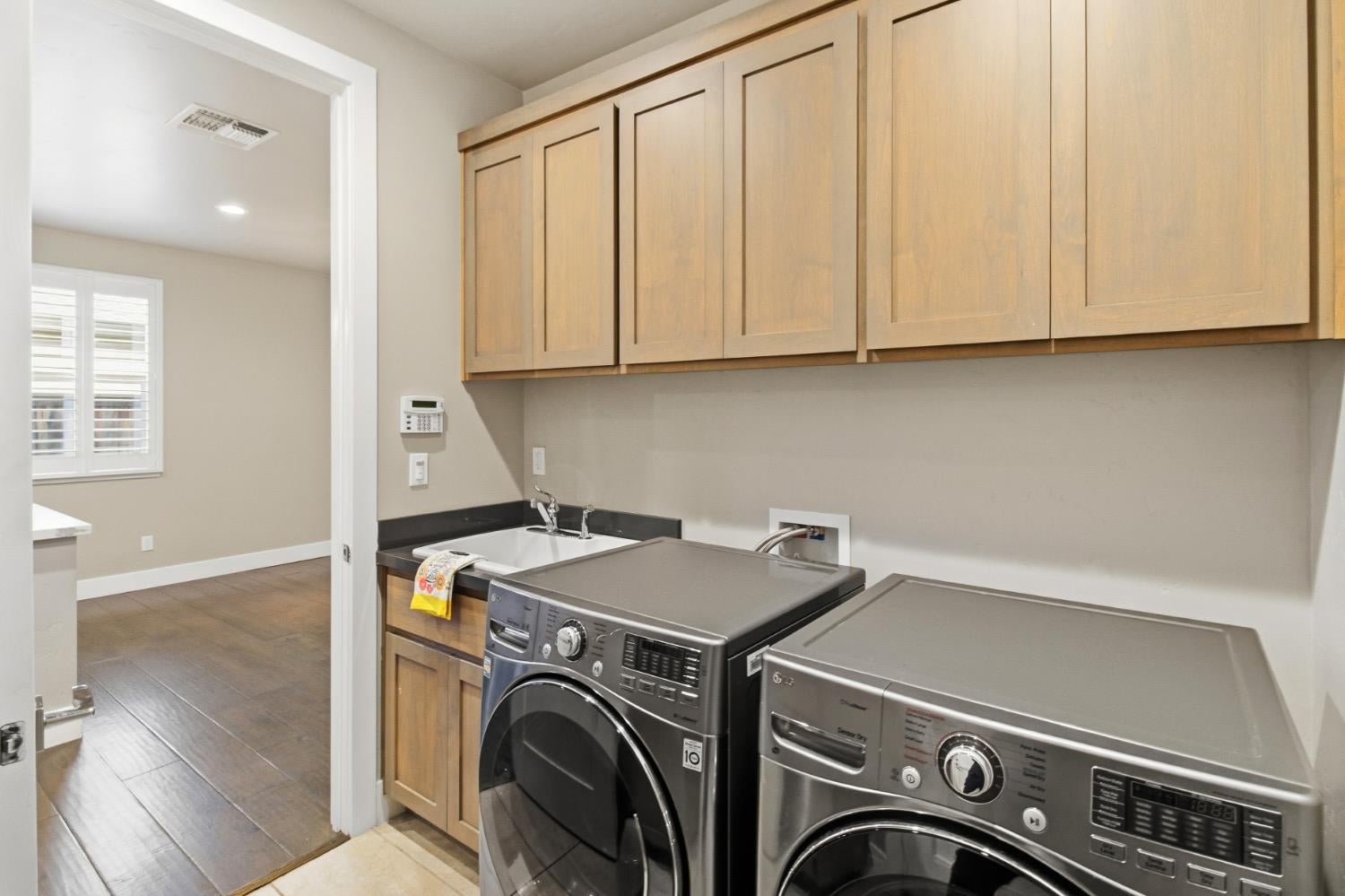 Sacramento, California, 95825, United States, 4 Bedrooms Bedrooms, ,4 BathroomsBathrooms,Residential,Active,1996302