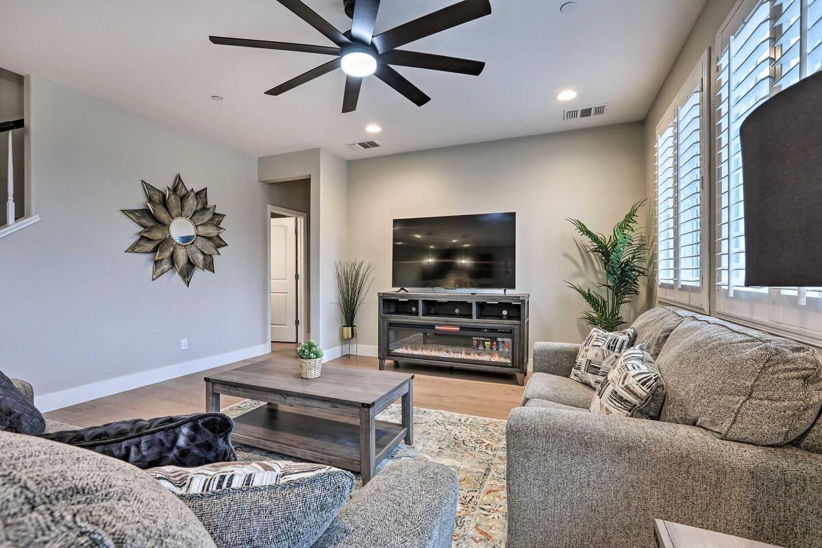 Roseville, California, 95747, United States, 5 Bedrooms Bedrooms, ,4 BathroomsBathrooms,Residential,Active,2039023