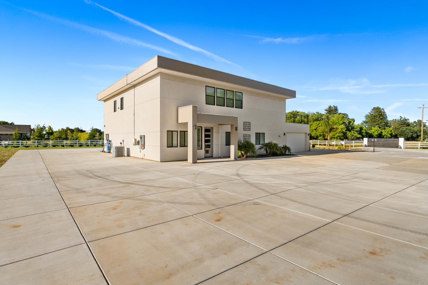 Elk Grove, California, 95624, United States, 6 Bedrooms Bedrooms, ,5 BathroomsBathrooms,Residential,Pending,2045803