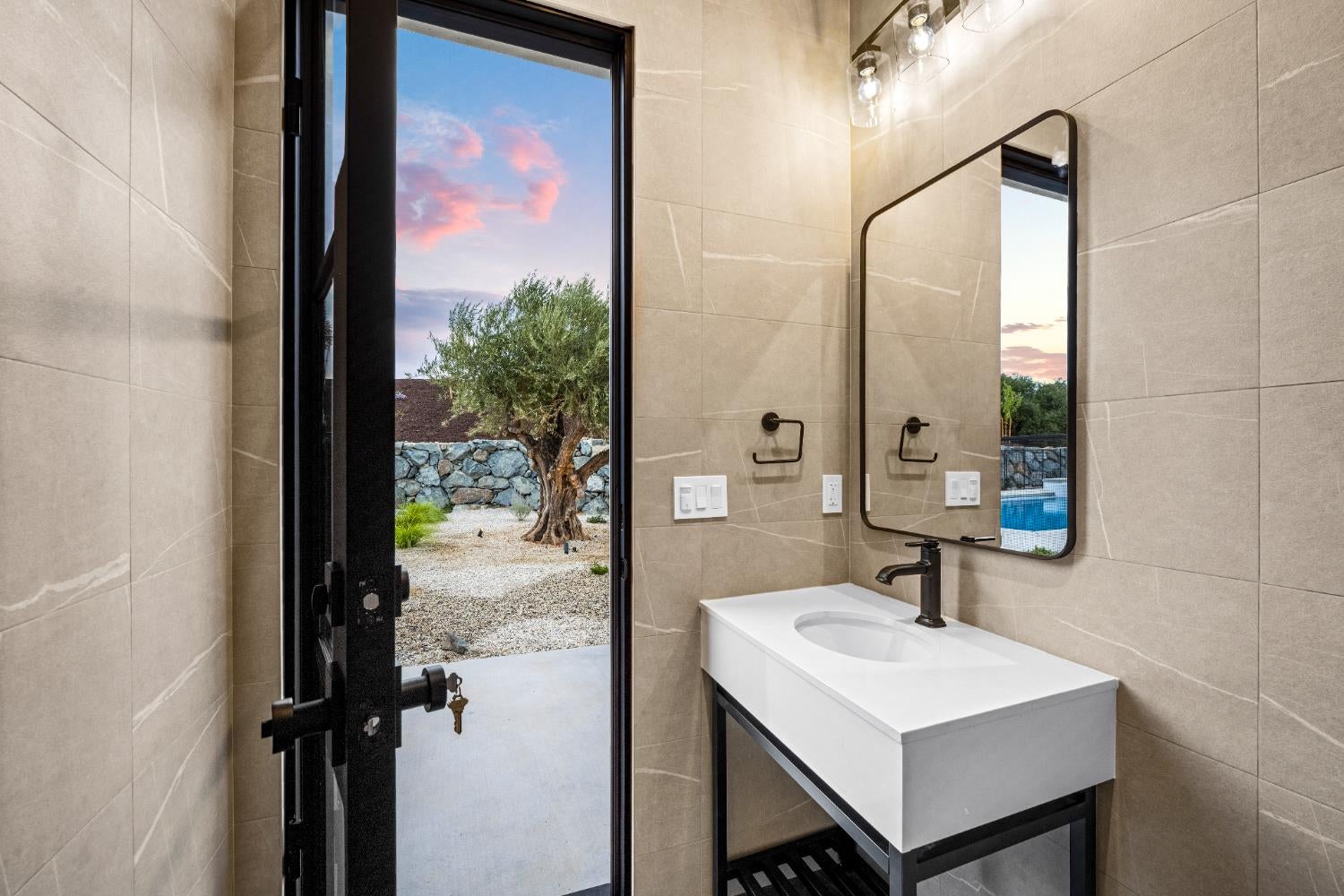 Newcastle, California, 95658, United States, 4 Bedrooms Bedrooms, ,6 BathroomsBathrooms,Residential,Active,1973288