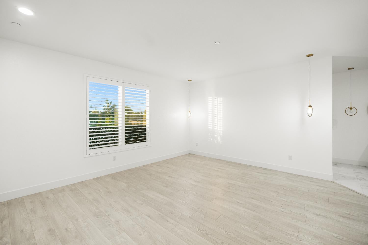 Elk Grove, California, 95624, United States, 6 Bedrooms Bedrooms, ,5 BathroomsBathrooms,Residential,Pending,2045803