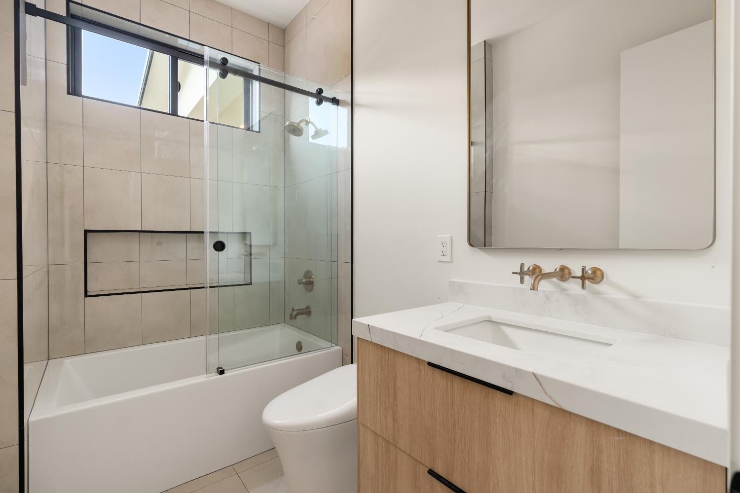 Newcastle, California, 95658, United States, 5 Bedrooms Bedrooms, ,5 BathroomsBathrooms,Residential,Active,1989749