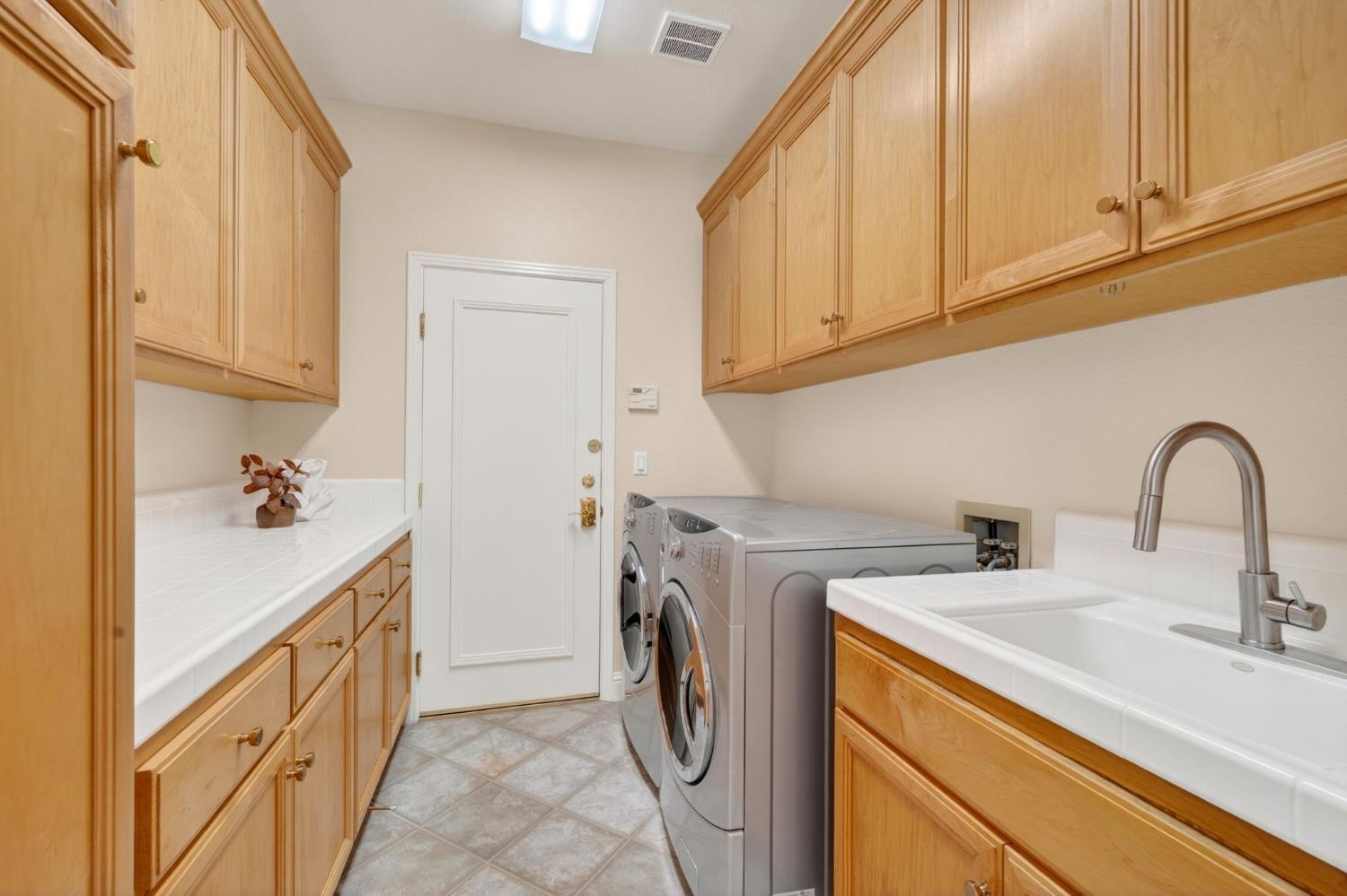Davis, California, 95618, United States, 4 Bedrooms Bedrooms, ,3 BathroomsBathrooms,Residential,Pending,2045806