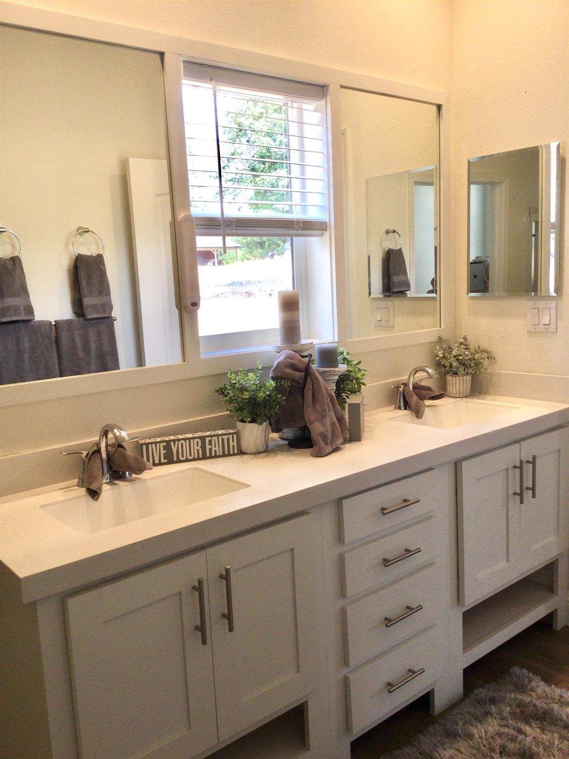 Pollock Pines, California, 95726, United States, 4 Bedrooms Bedrooms, ,3 BathroomsBathrooms,Residential,Active,1880012