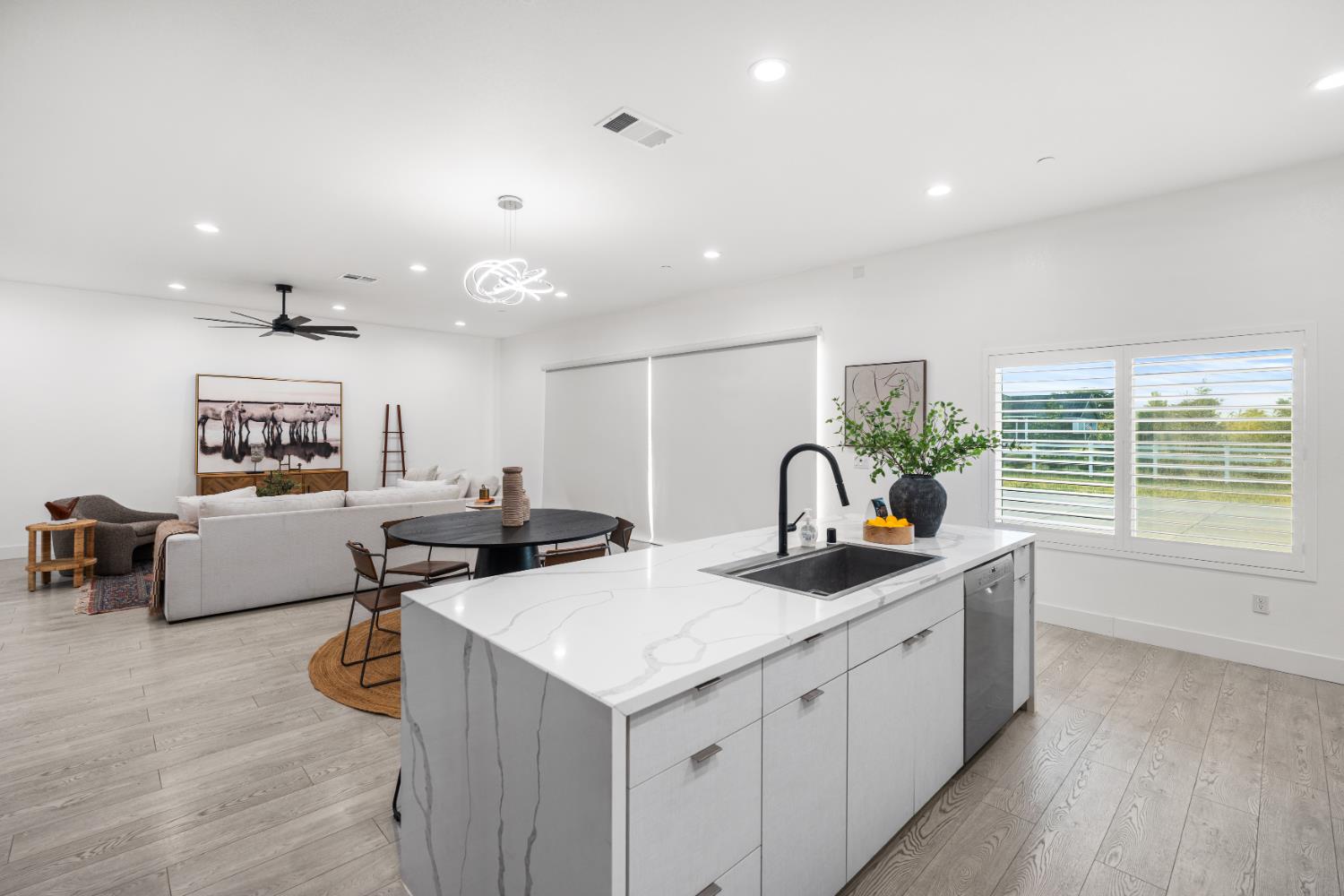 Elk Grove, California, 95624, United States, 6 Bedrooms Bedrooms, ,5 BathroomsBathrooms,Residential,Pending,2045803