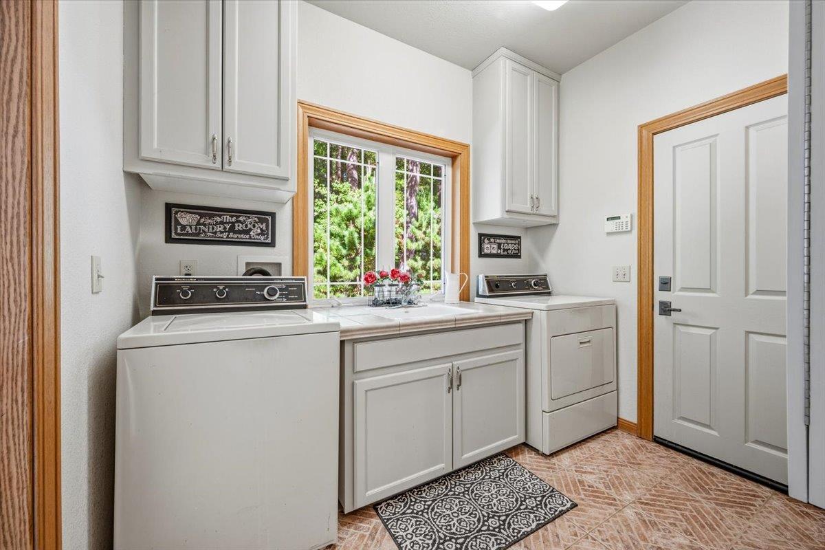 Nevada City, California, 95959, United States, 3 Bedrooms Bedrooms, ,3 BathroomsBathrooms,Residential,Active,2043425