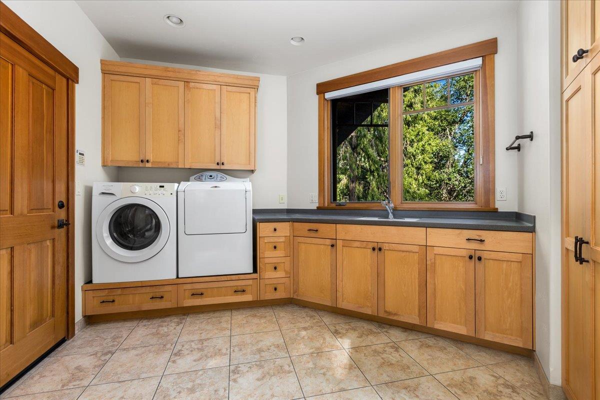 Nevada City, California, 95959, United States, 3 Bedrooms Bedrooms, ,4 BathroomsBathrooms,Residential,Active,1886804