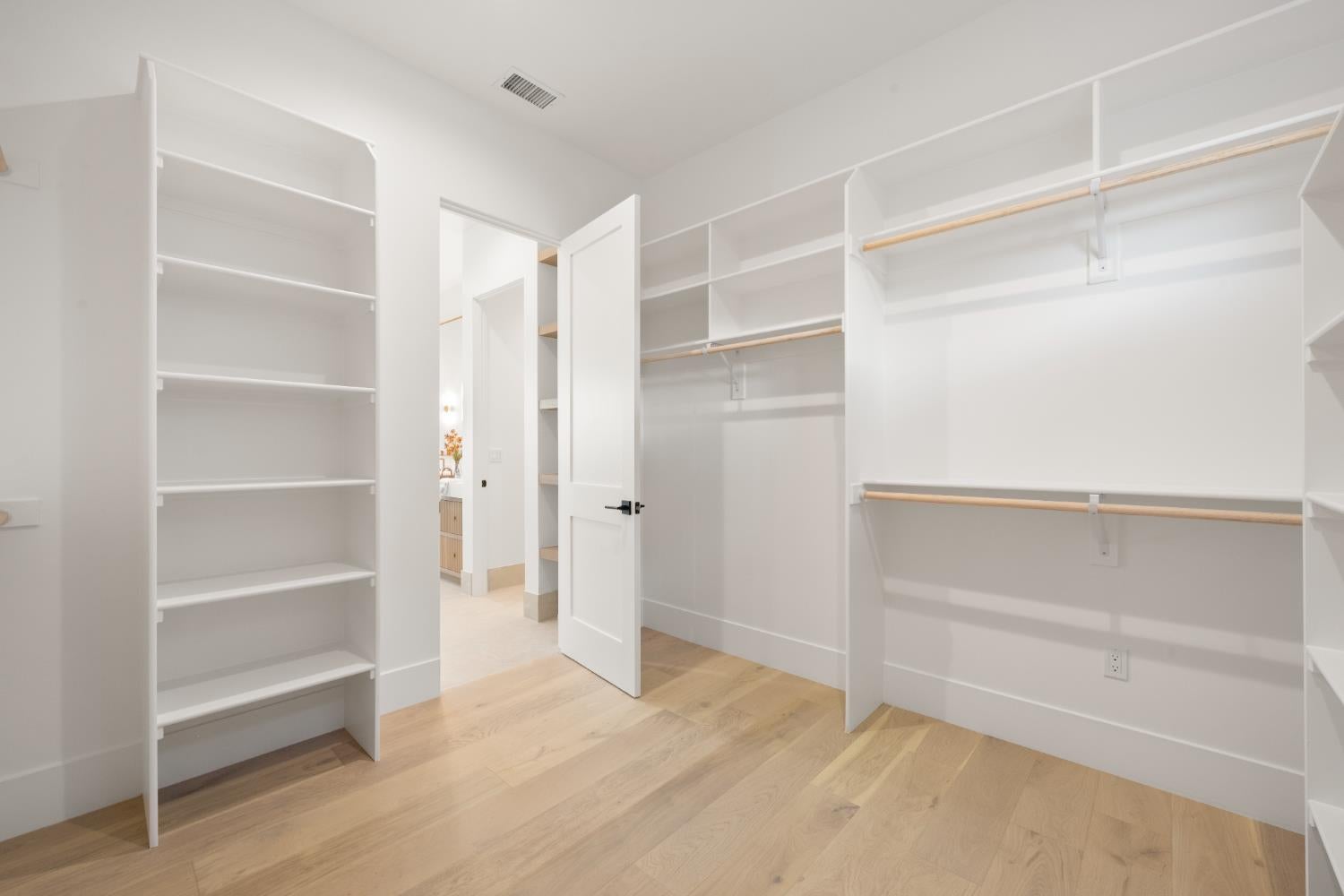 Loomis, California, 95650, United States, 5 Bedrooms Bedrooms, ,4 BathroomsBathrooms,Residential,Active,1959535