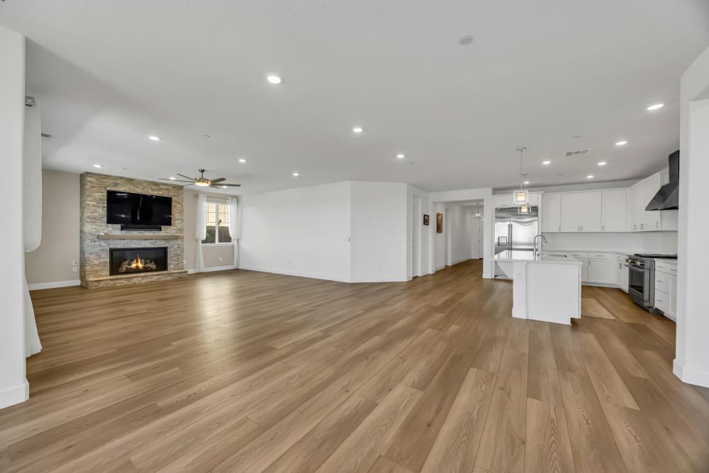 Folsom, California, 95630, United States, 4 Bedrooms Bedrooms, ,3 BathroomsBathrooms,Residential,Active,1922343