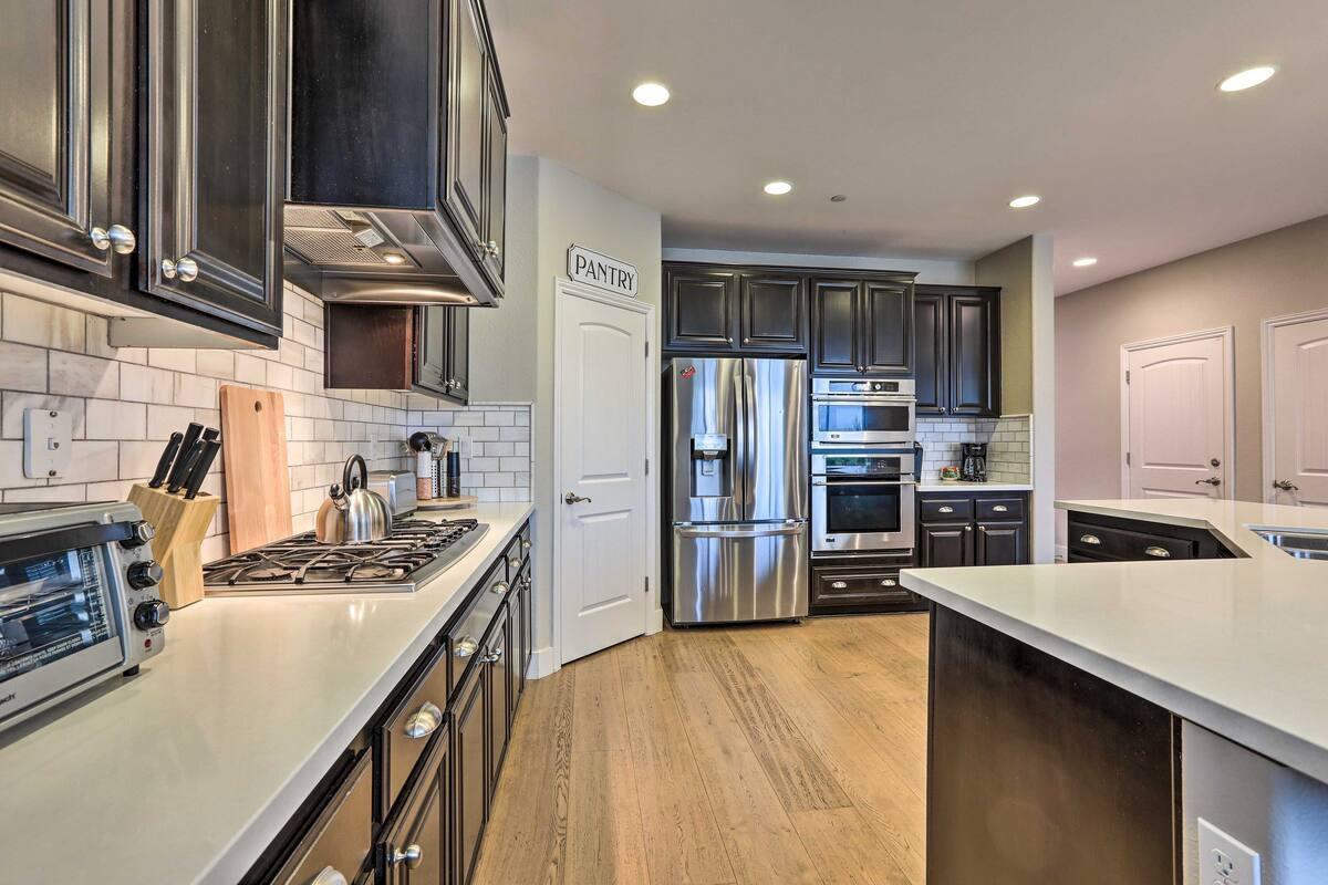 Roseville, California, 95747, United States, 5 Bedrooms Bedrooms, ,4 BathroomsBathrooms,Residential,Active,2039023