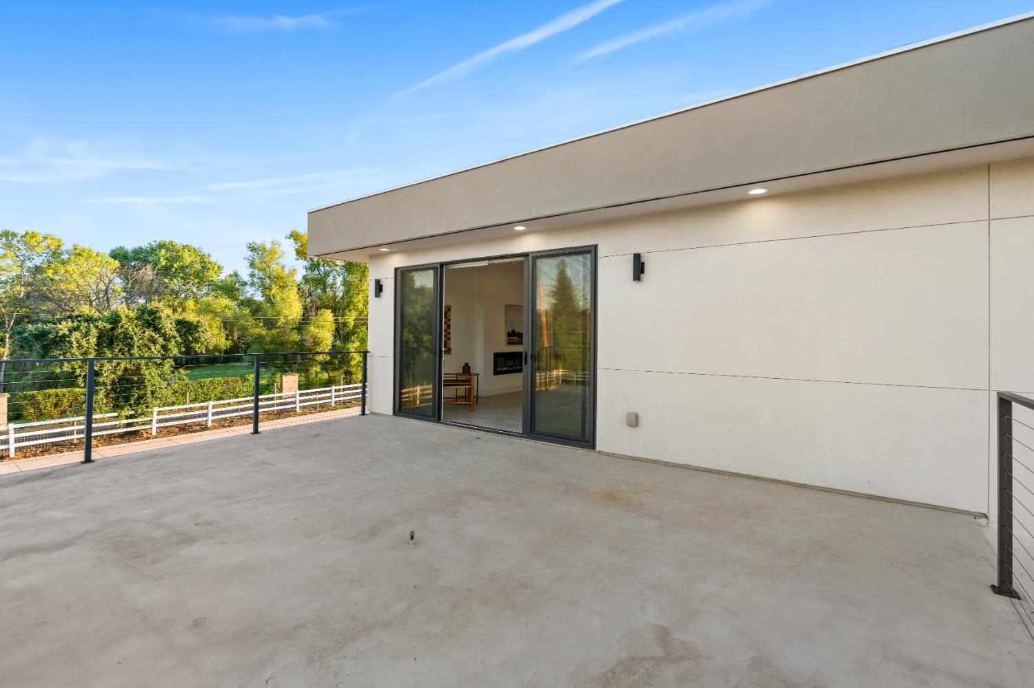 Elk Grove, California, 95624, United States, 6 Bedrooms Bedrooms, ,5 BathroomsBathrooms,Residential,Pending,2045803