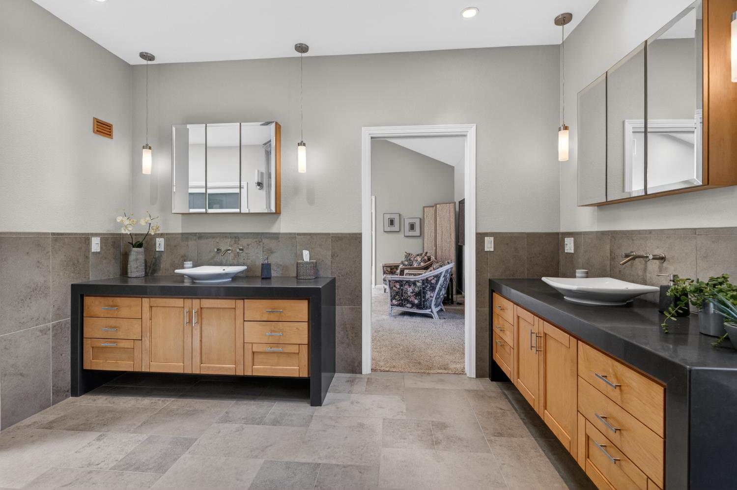 Woodland, California, 95776, United States, 5 Bedrooms Bedrooms, ,3 BathroomsBathrooms,Residential,Pending,2045625