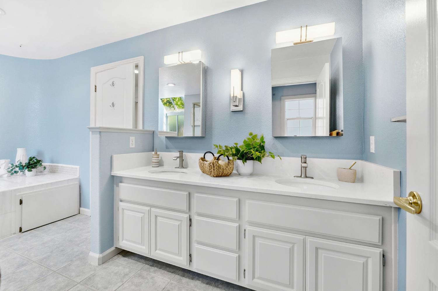 Davis, California, 95618, United States, 4 Bedrooms Bedrooms, ,3 BathroomsBathrooms,Residential,Active,2015453