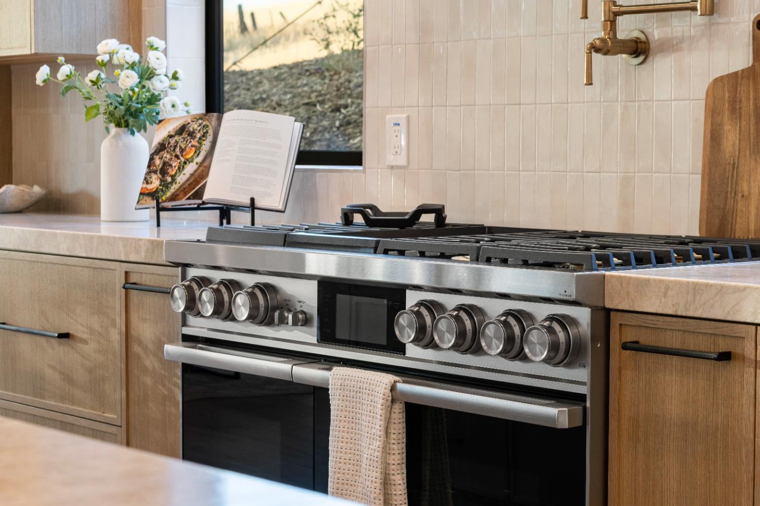 El Dorado Hills, California, 95762, United States, 5 Bedrooms Bedrooms, ,5 BathroomsBathrooms,Residential,Active,1998588