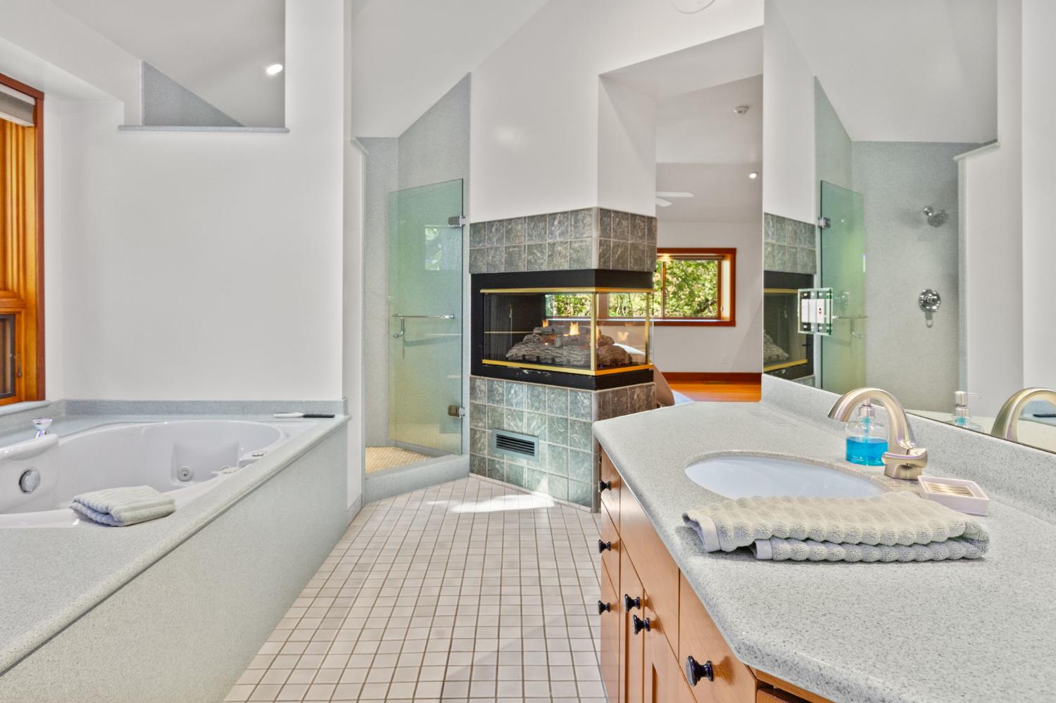 Sutter Creek, California, 95685, United States, 2 Bedrooms Bedrooms, ,4 BathroomsBathrooms,Residential,Active,2038151