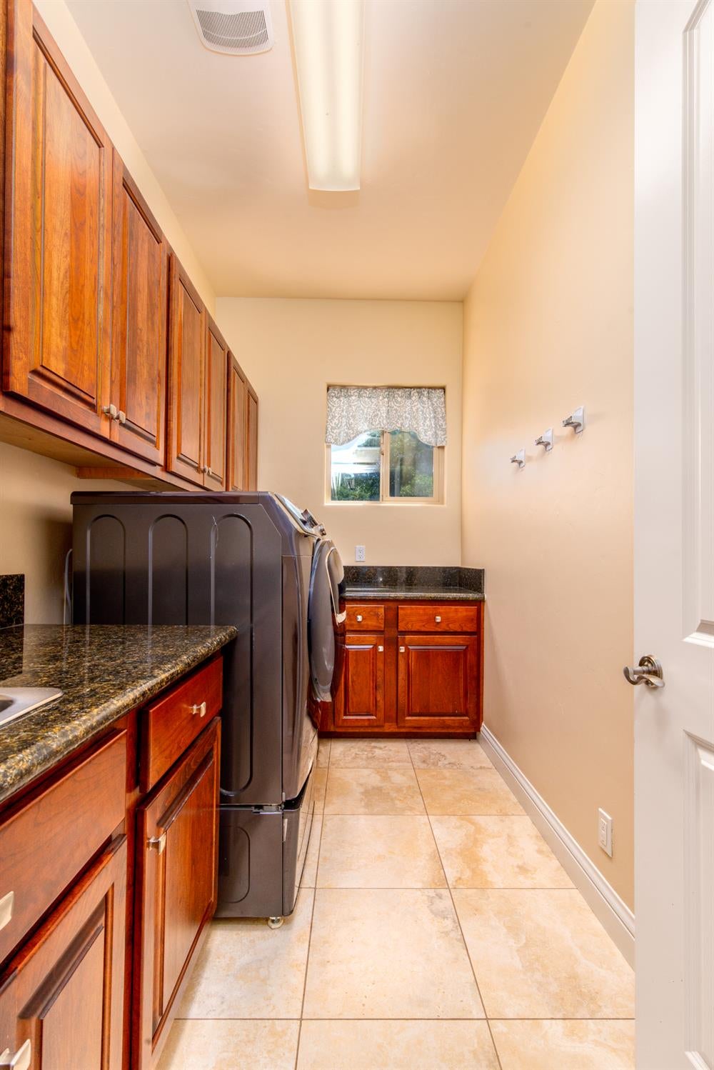 Shingle Springs, California, 95682, United States, ,4 BathroomsBathrooms,Residential,Active,1829887
