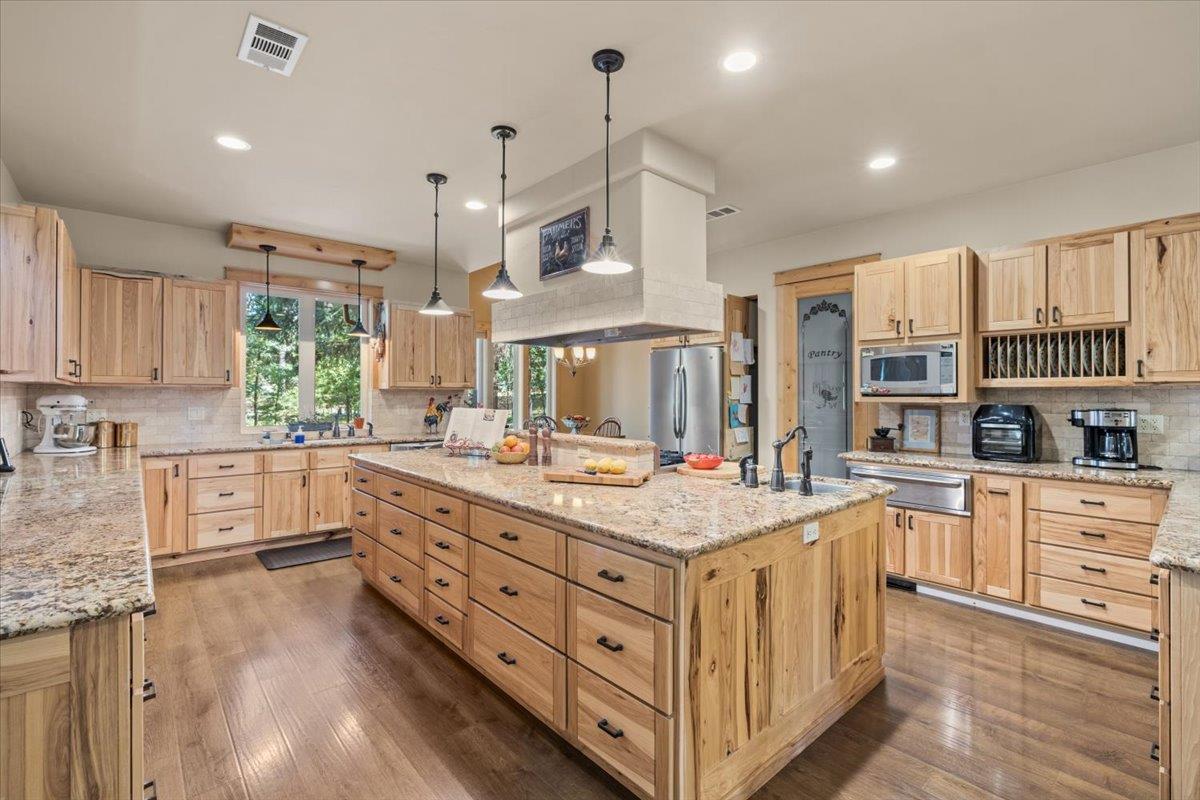 Nevada City, California, 95959, United States, 3 Bedrooms Bedrooms, ,4 BathroomsBathrooms,Residential,Active,1893237