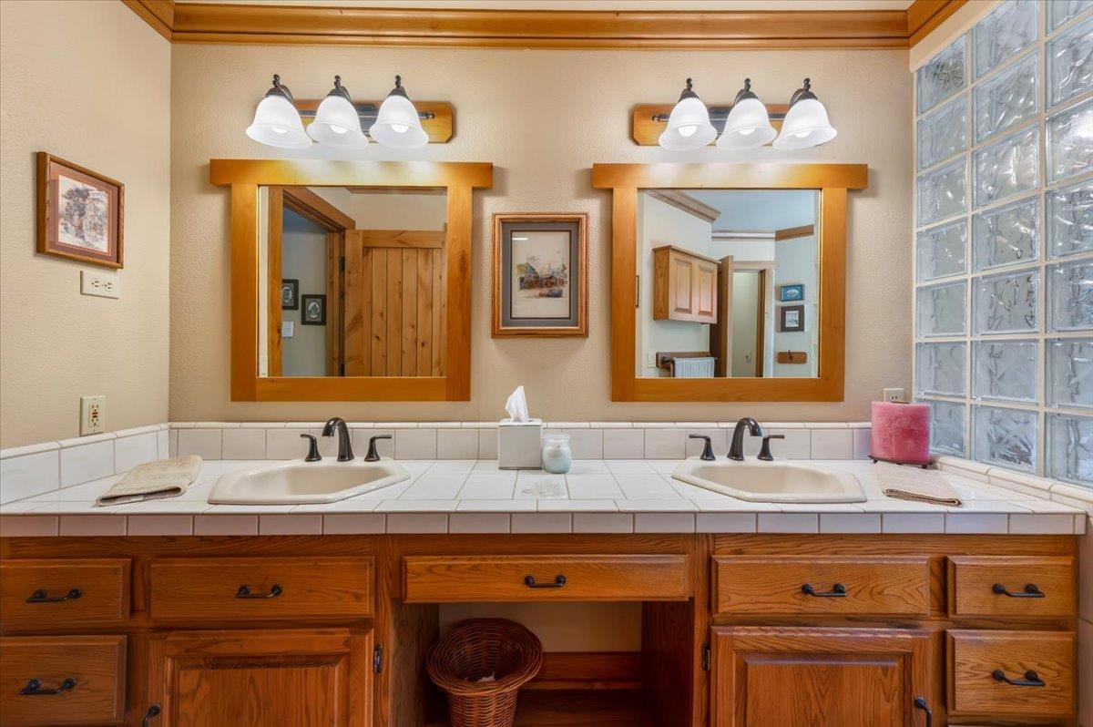 Nevada City, California, 95959, United States, 4 Bedrooms Bedrooms, ,4 BathroomsBathrooms,Residential,Active,2043131