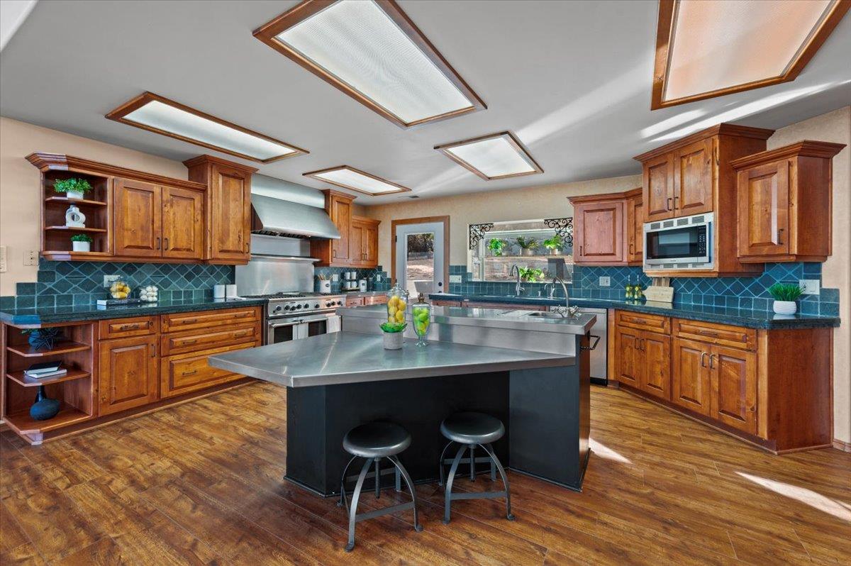 Penn Valley, California, 95946, United States, 4 Bedrooms Bedrooms, ,5 BathroomsBathrooms,Residential,Active,1941359