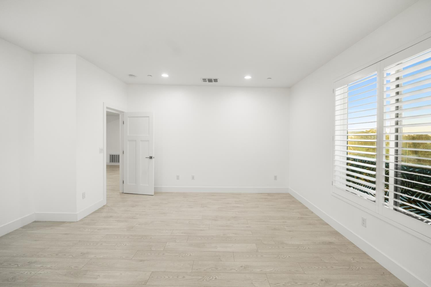 Elk Grove, California, 95624, United States, 6 Bedrooms Bedrooms, ,5 BathroomsBathrooms,Residential,Pending,2045803