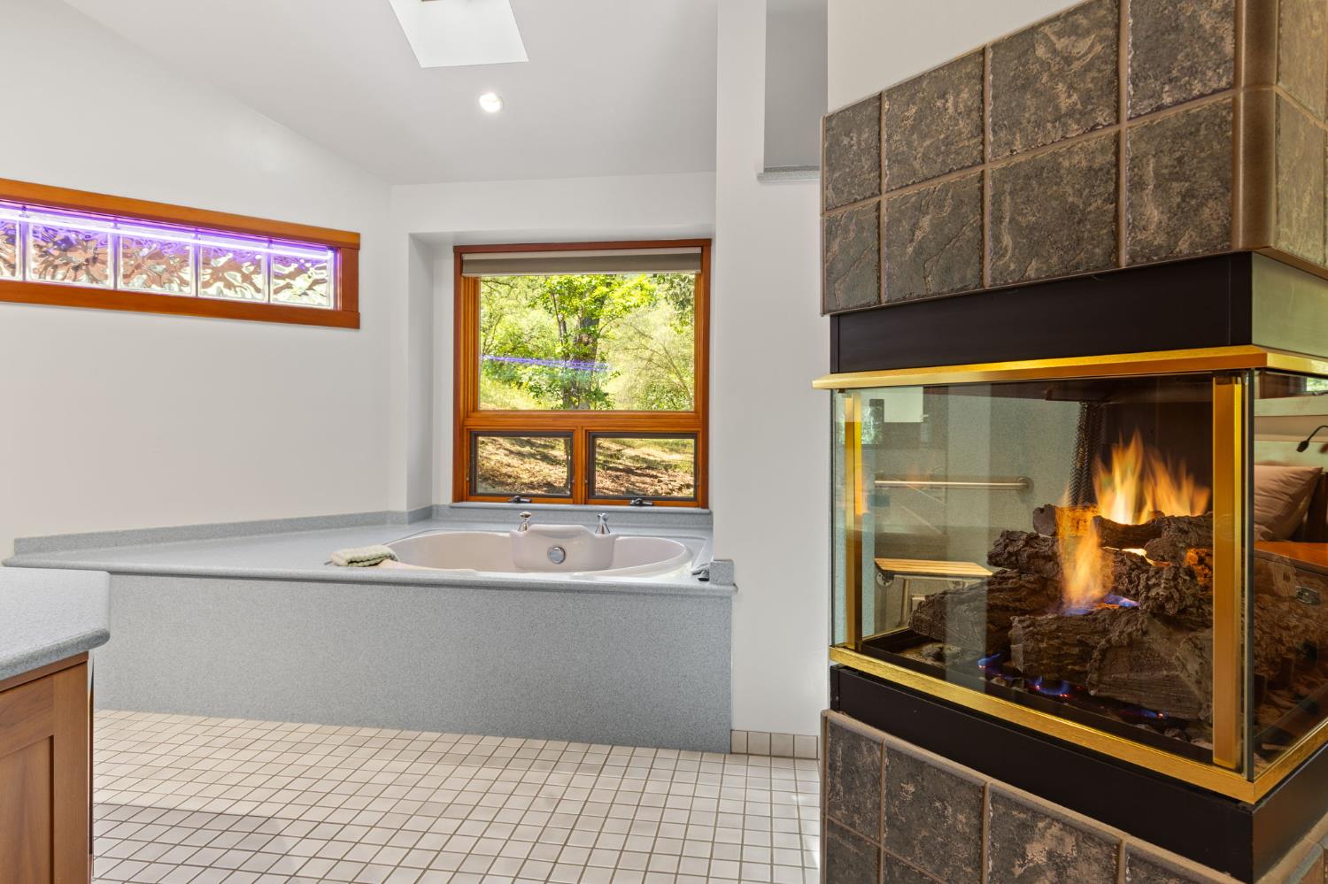 Sutter Creek, California, 95685, United States, 2 Bedrooms Bedrooms, ,4 BathroomsBathrooms,Residential,Active,2038151