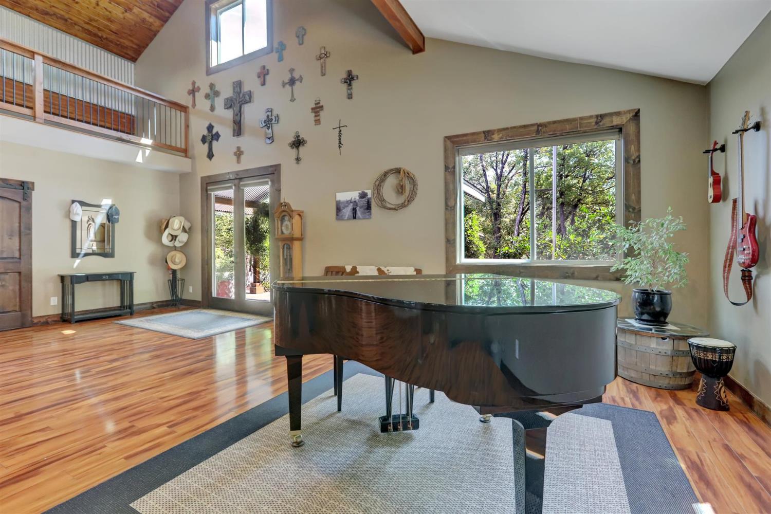 Grass Valley, California, 95949, United States, 4 Bedrooms Bedrooms, ,5 BathroomsBathrooms,Residential,Active,1941342