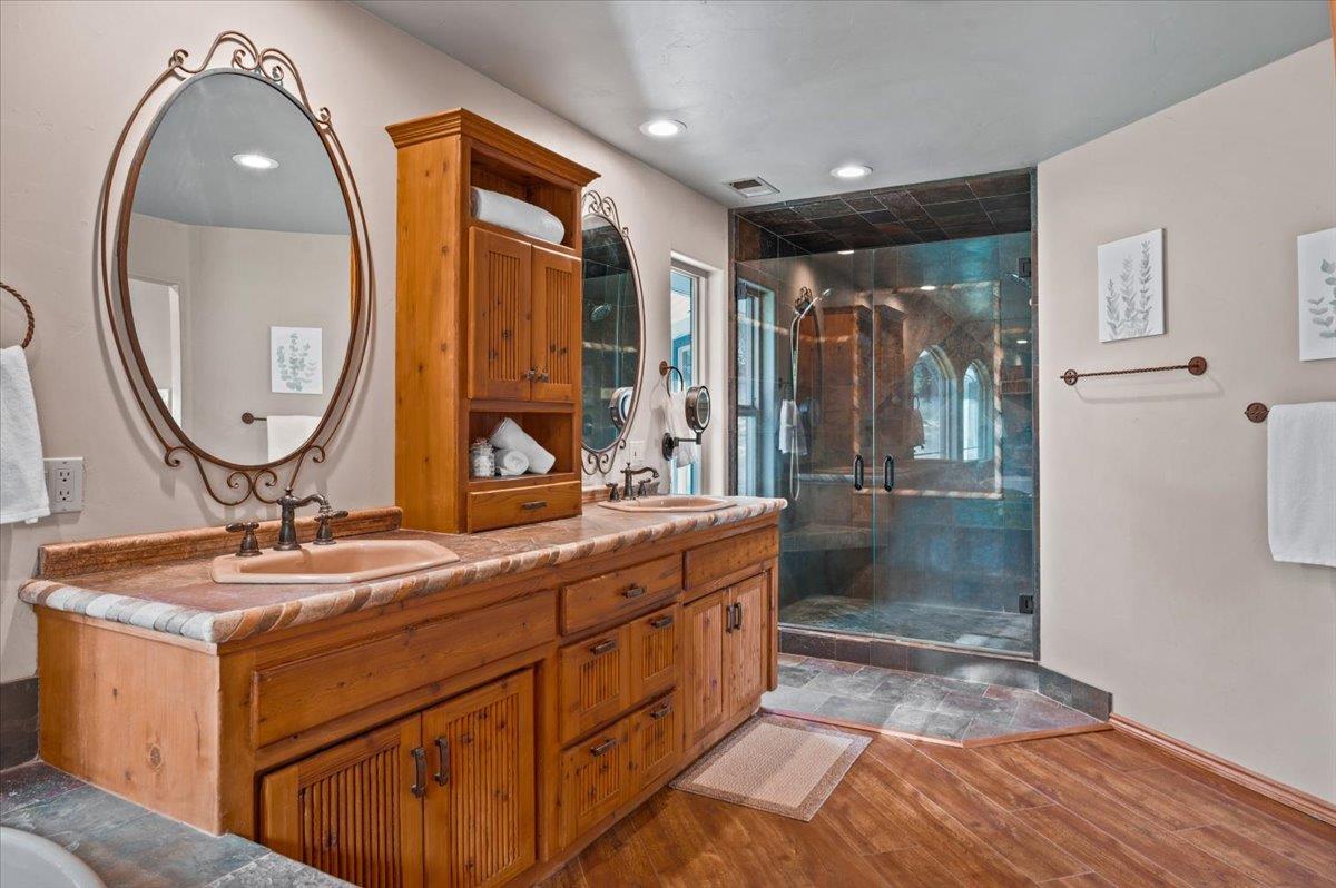 Penn Valley, California, 95946, United States, 4 Bedrooms Bedrooms, ,5 BathroomsBathrooms,Residential,Active,1941359