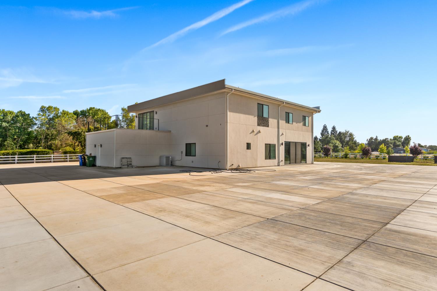 Elk Grove, California, 95624, United States, 6 Bedrooms Bedrooms, ,5 BathroomsBathrooms,Residential,Pending,2045803