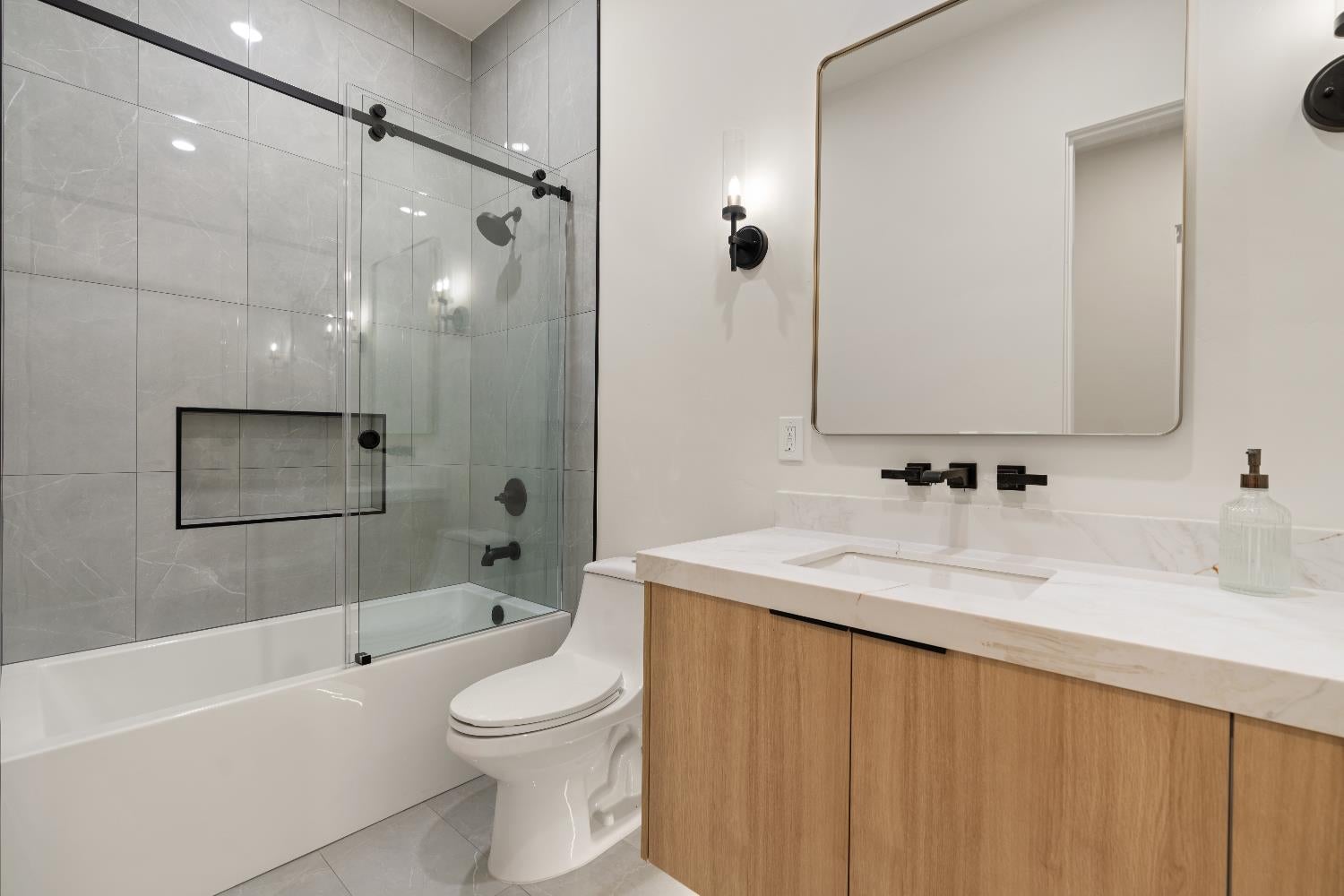 Newcastle, California, 95658, United States, 5 Bedrooms Bedrooms, ,5 BathroomsBathrooms,Residential,Active,1989749