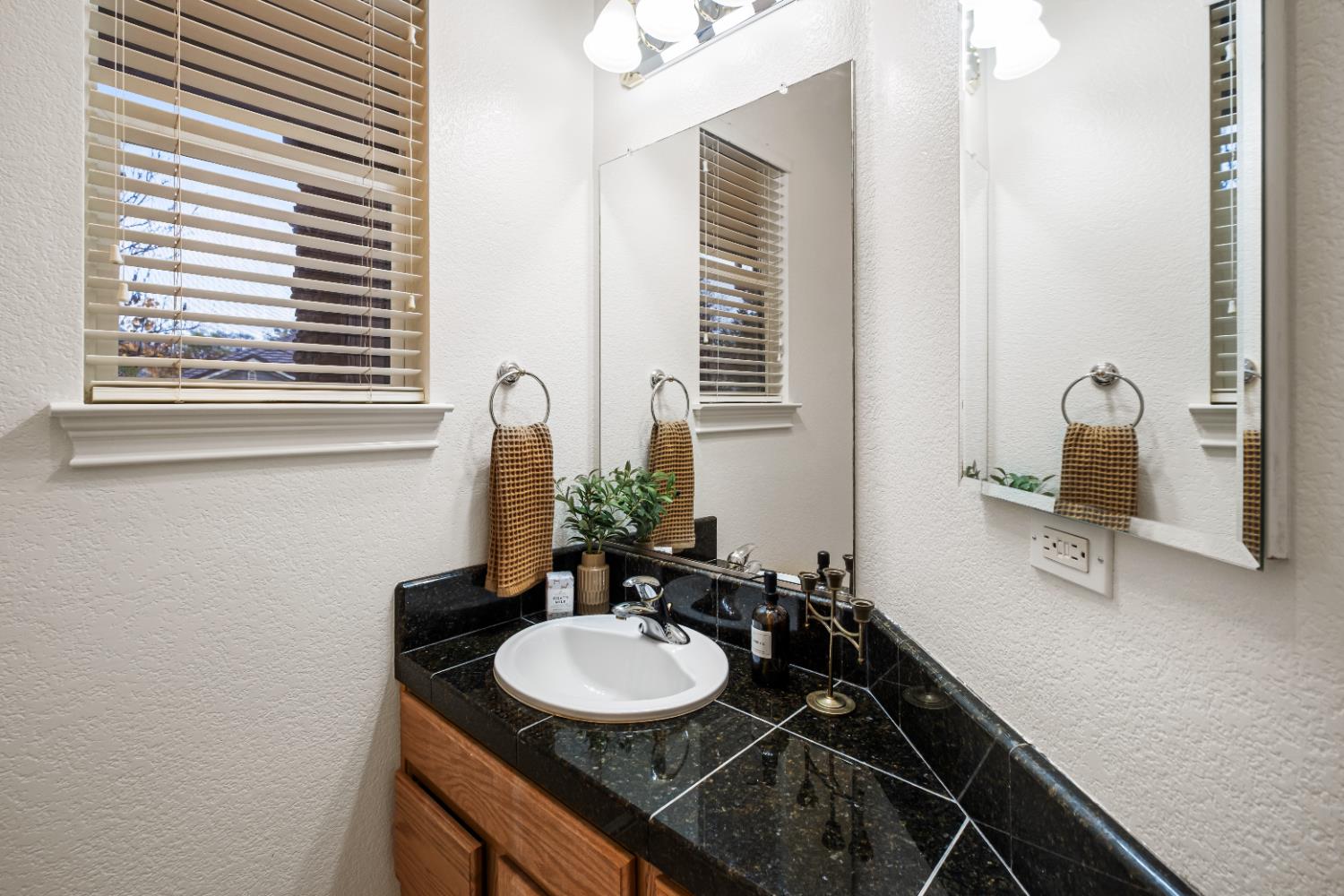 Roseville, California, 95661, United States, 5 Bedrooms Bedrooms, ,4 BathroomsBathrooms,Residential,Active,2006825