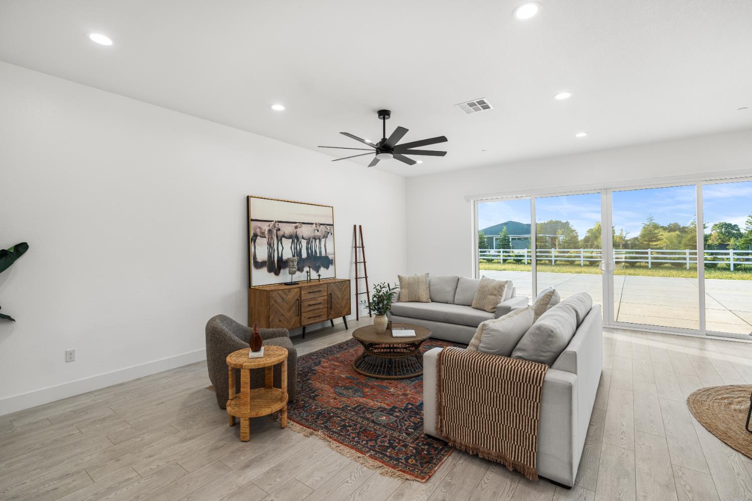 Elk Grove, California, 95624, United States, 6 Bedrooms Bedrooms, ,5 BathroomsBathrooms,Residential,Pending,2045803