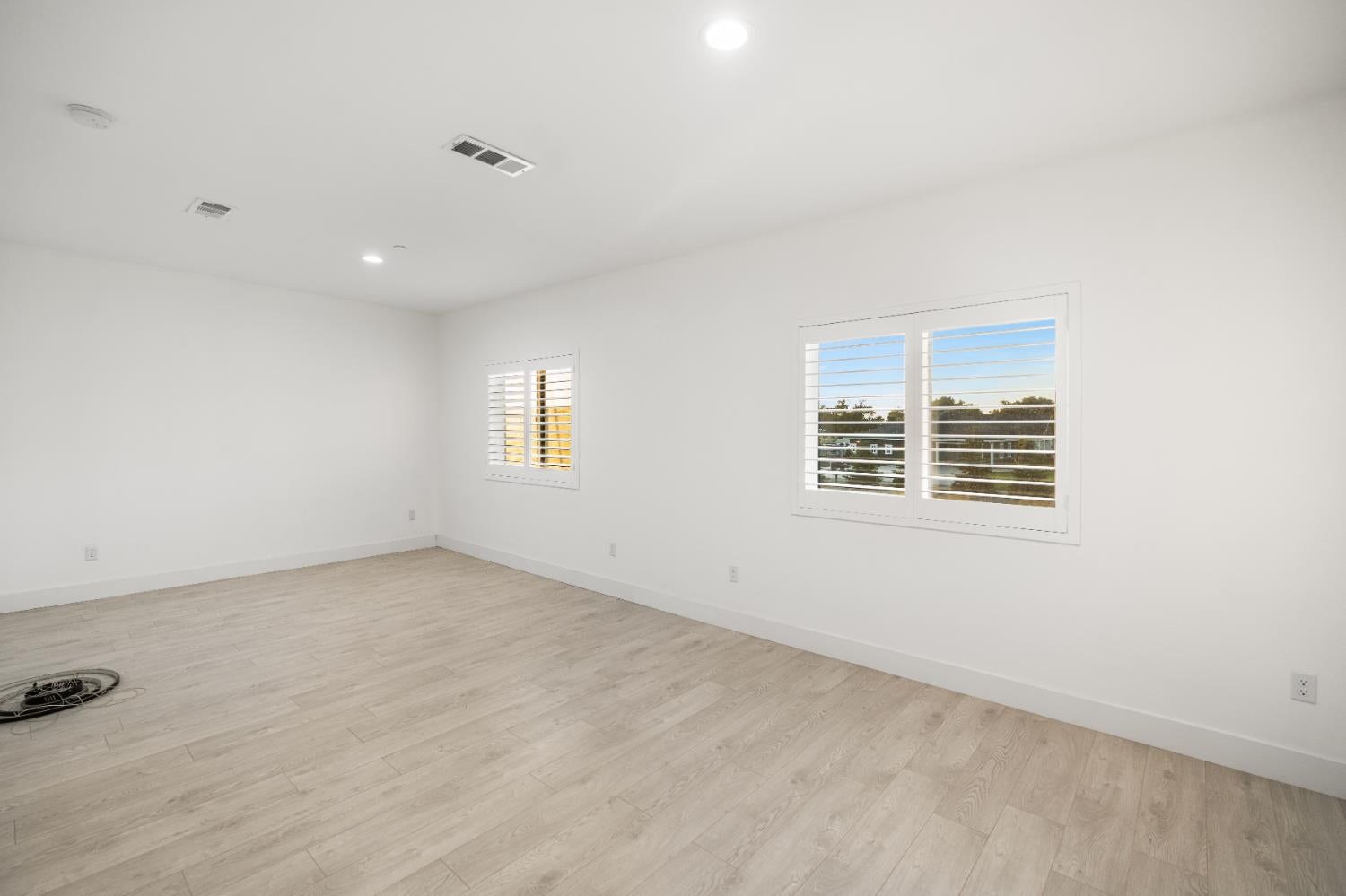 Elk Grove, California, 95624, United States, 6 Bedrooms Bedrooms, ,5 BathroomsBathrooms,Residential,Pending,2045803
