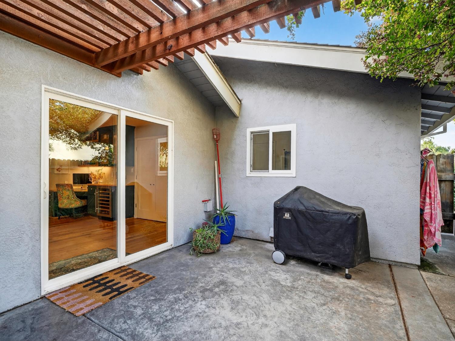 Davis, California, 95618, United States, 4 Bedrooms Bedrooms, ,2 BathroomsBathrooms,Residential,Active,1961942