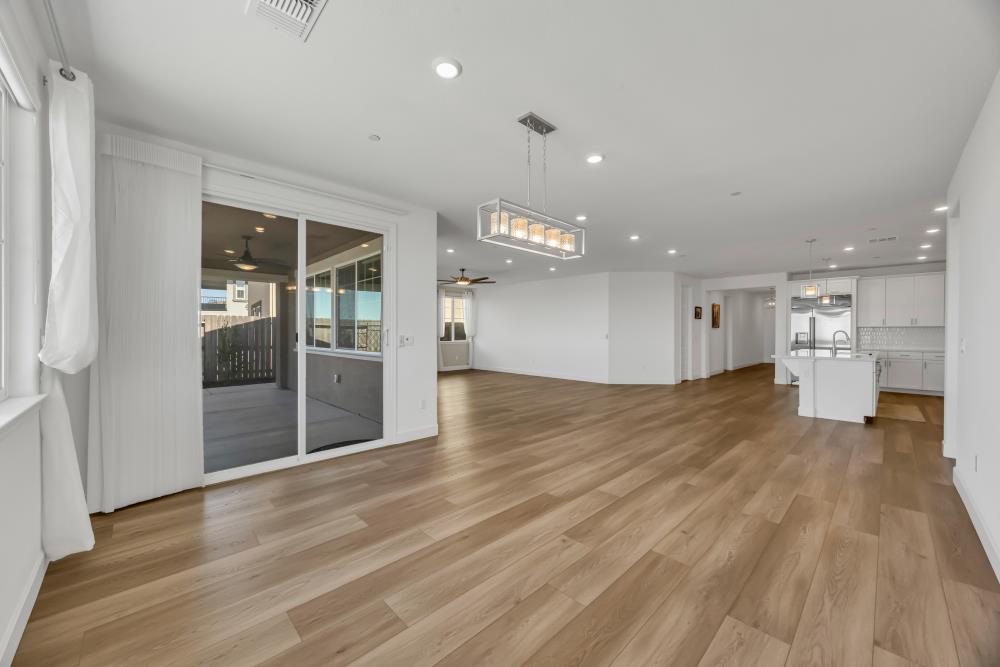 Folsom, California, 95630, United States, 4 Bedrooms Bedrooms, ,3 BathroomsBathrooms,Residential,Active,1922343